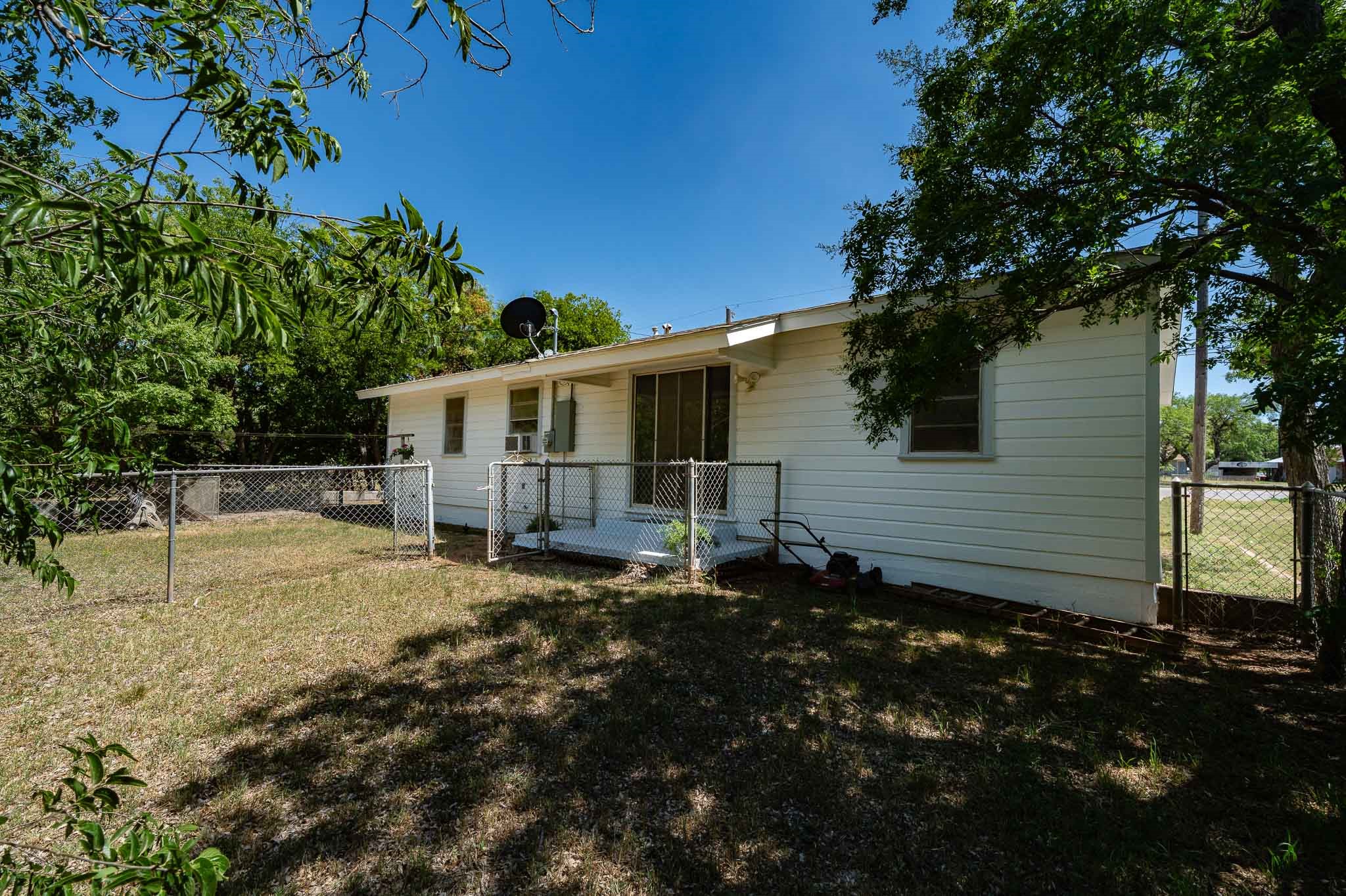 907 E Hamilton Street Stamford TX 79553