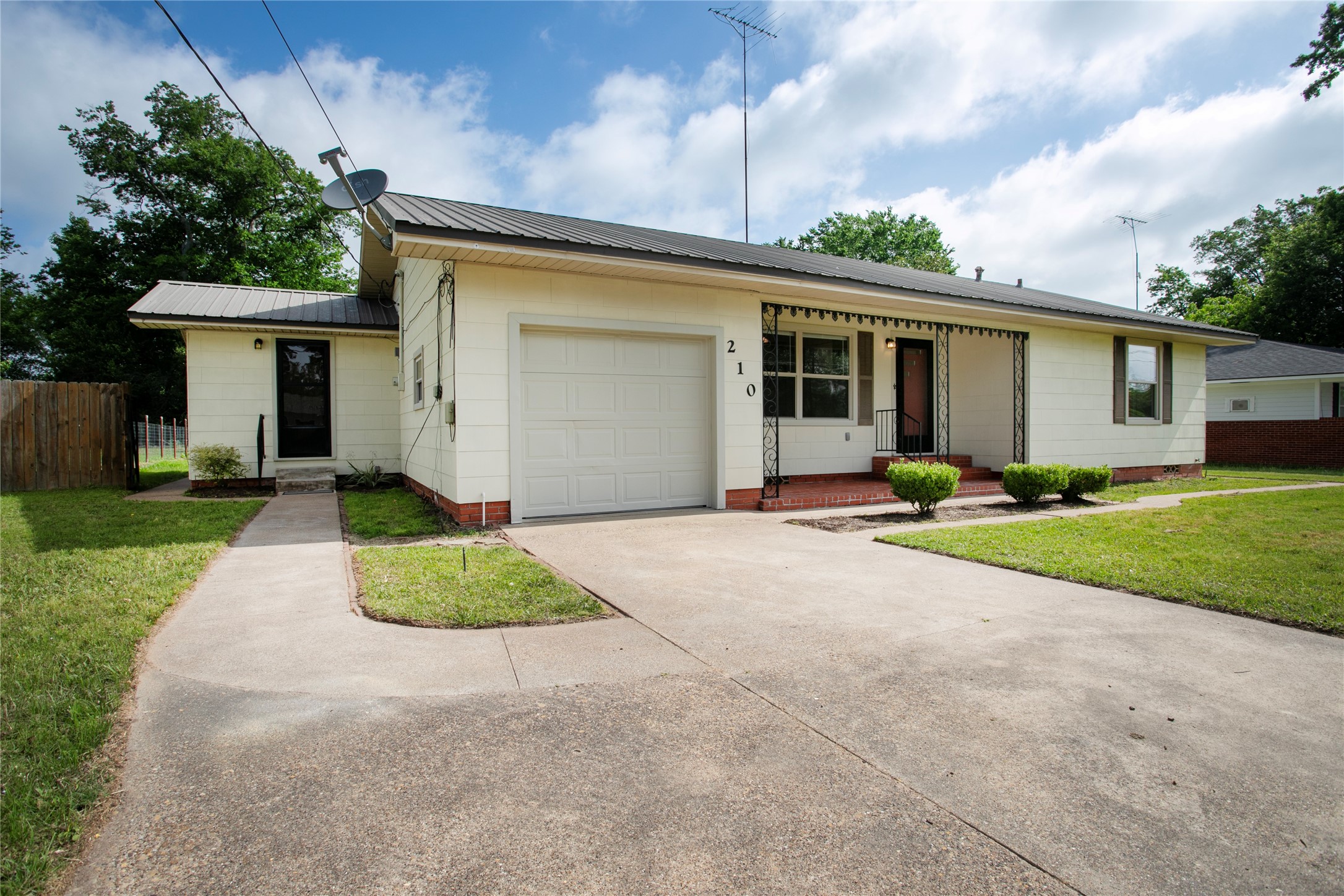 210 W Kansas Street Van TX 75790