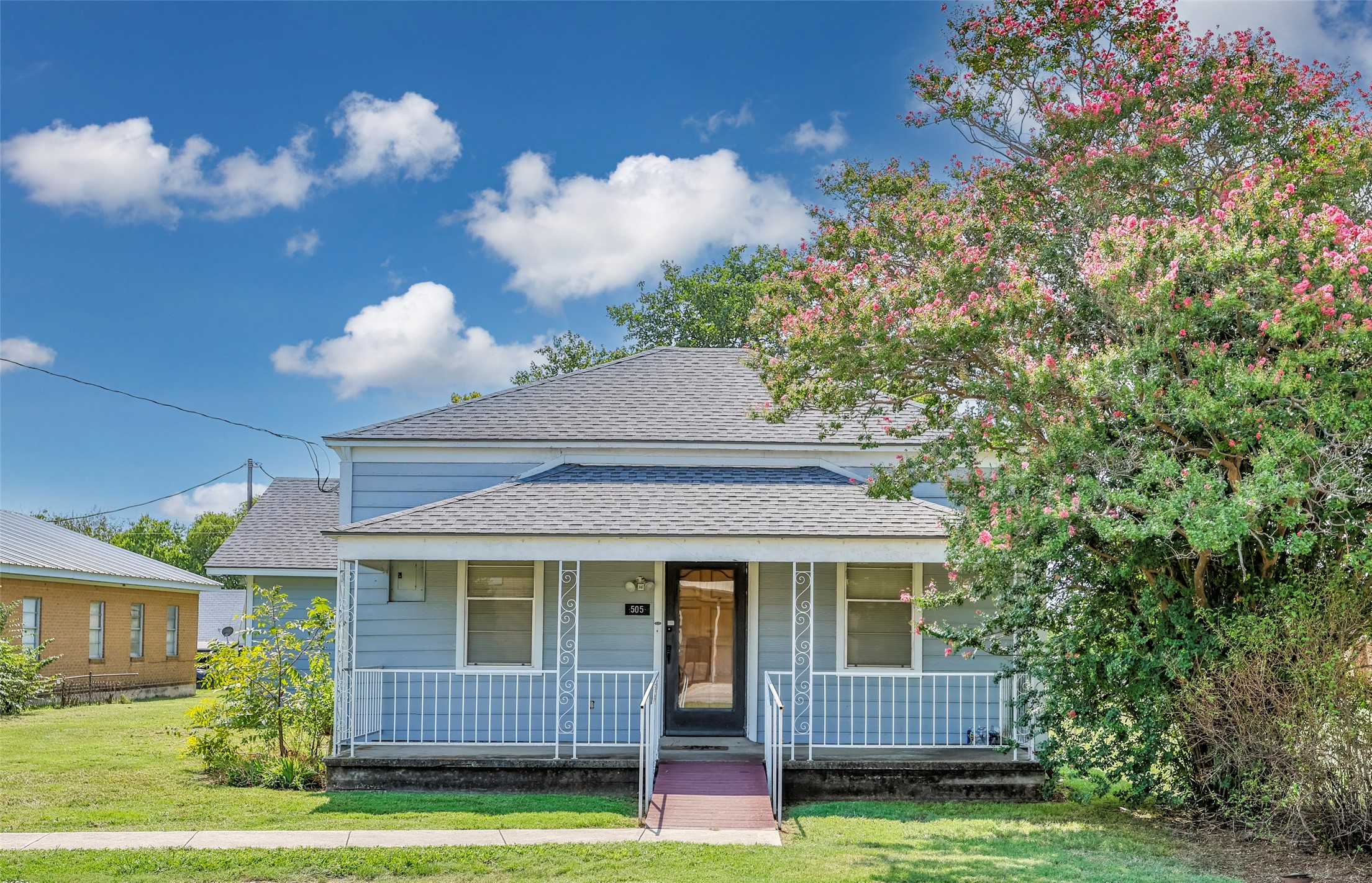 505 N Lee Street Valley View TX 76272