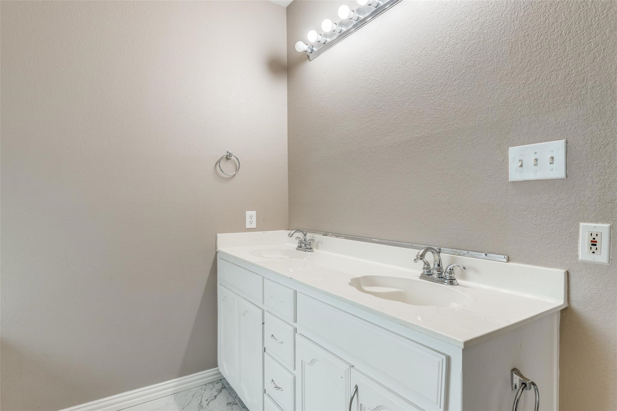 10005 Bull Run Fort Worth TX 76177