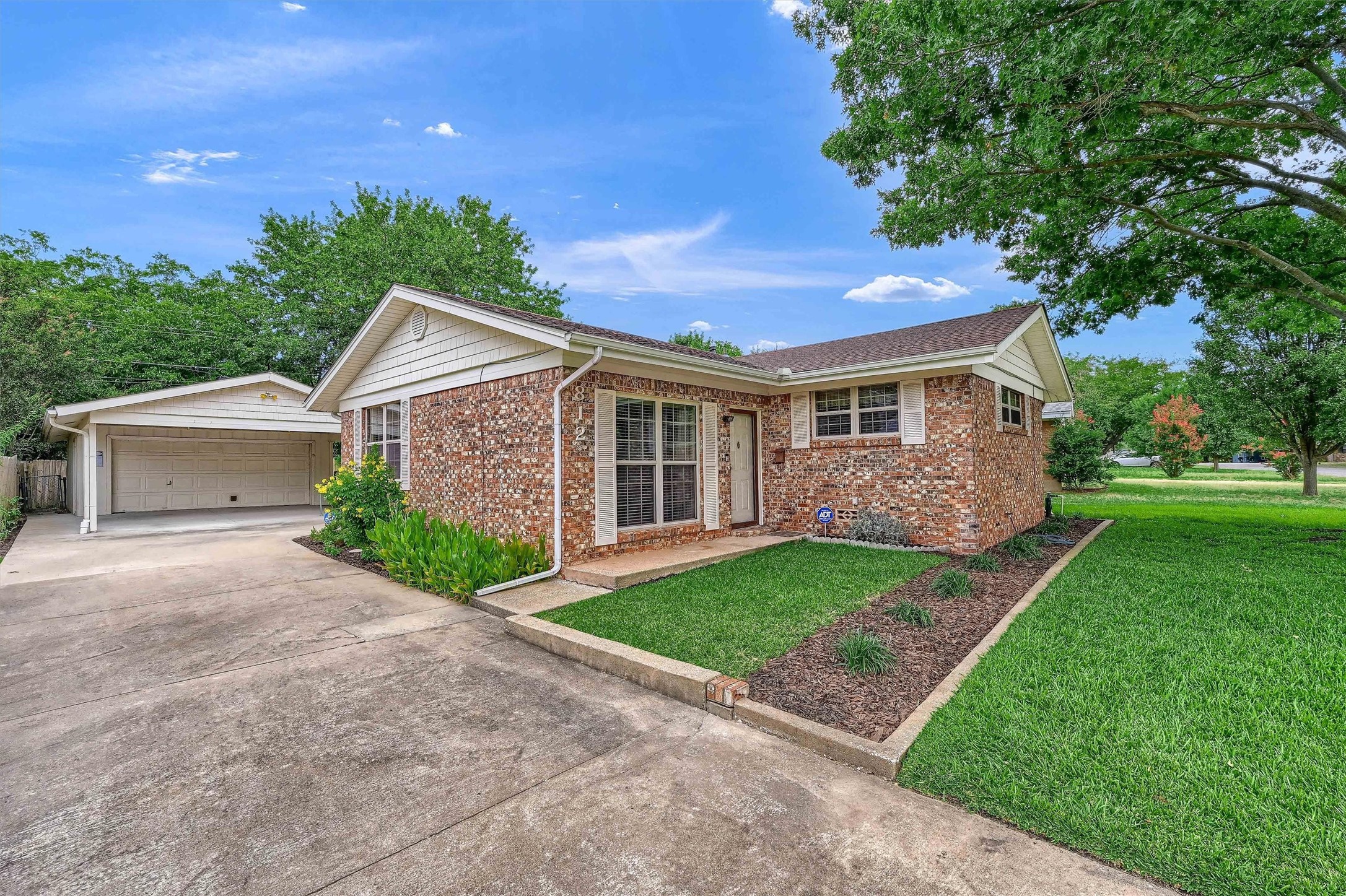 812 Holiday Drive Sherman TX 75090