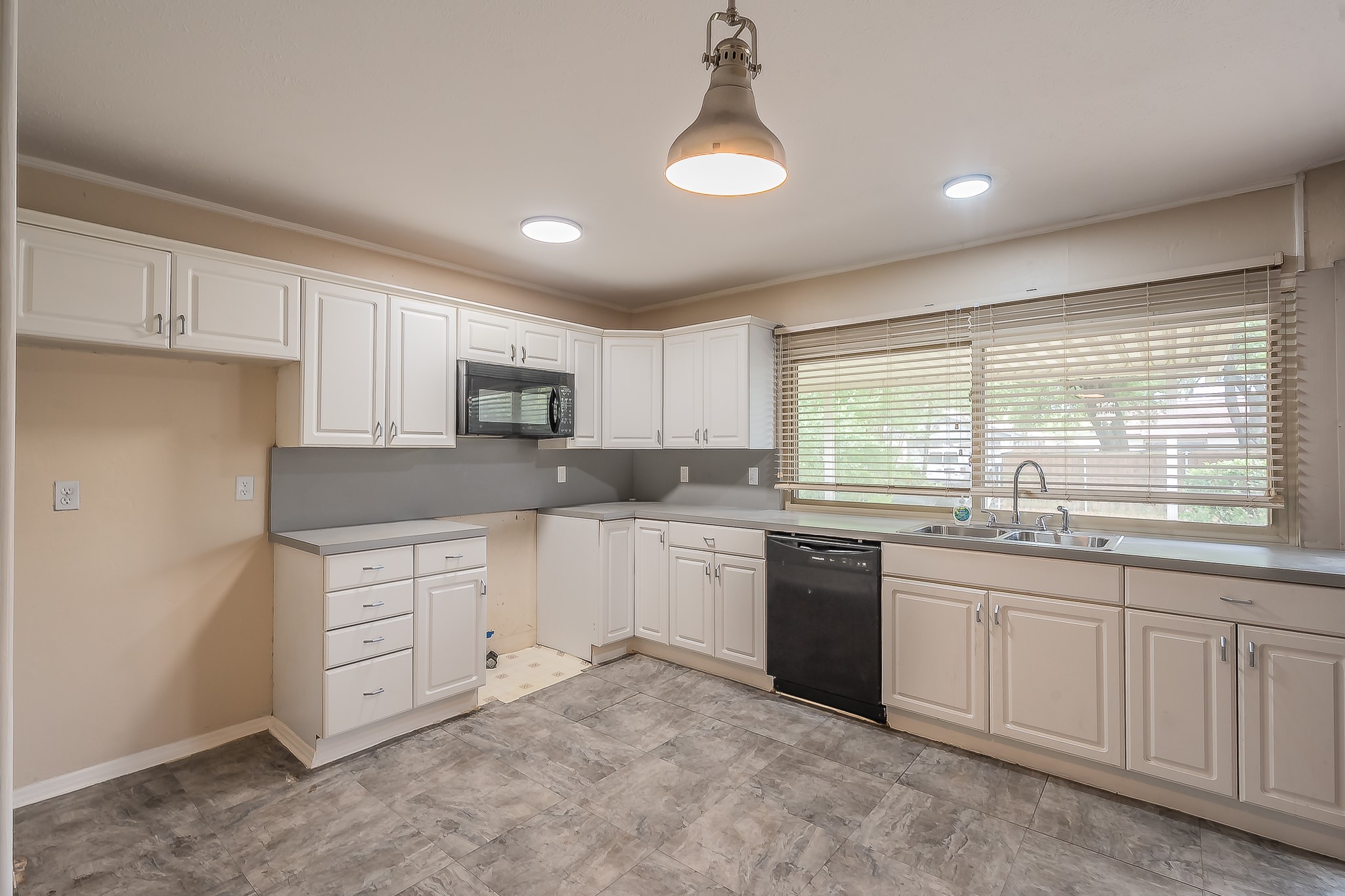 2710 Ashglen Drive Garland TX 75043