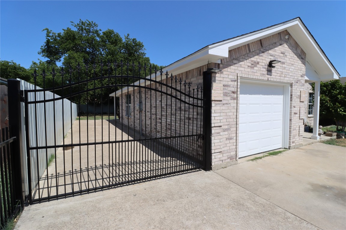 825 Pangburn Street Grand Prairie TX 75051
