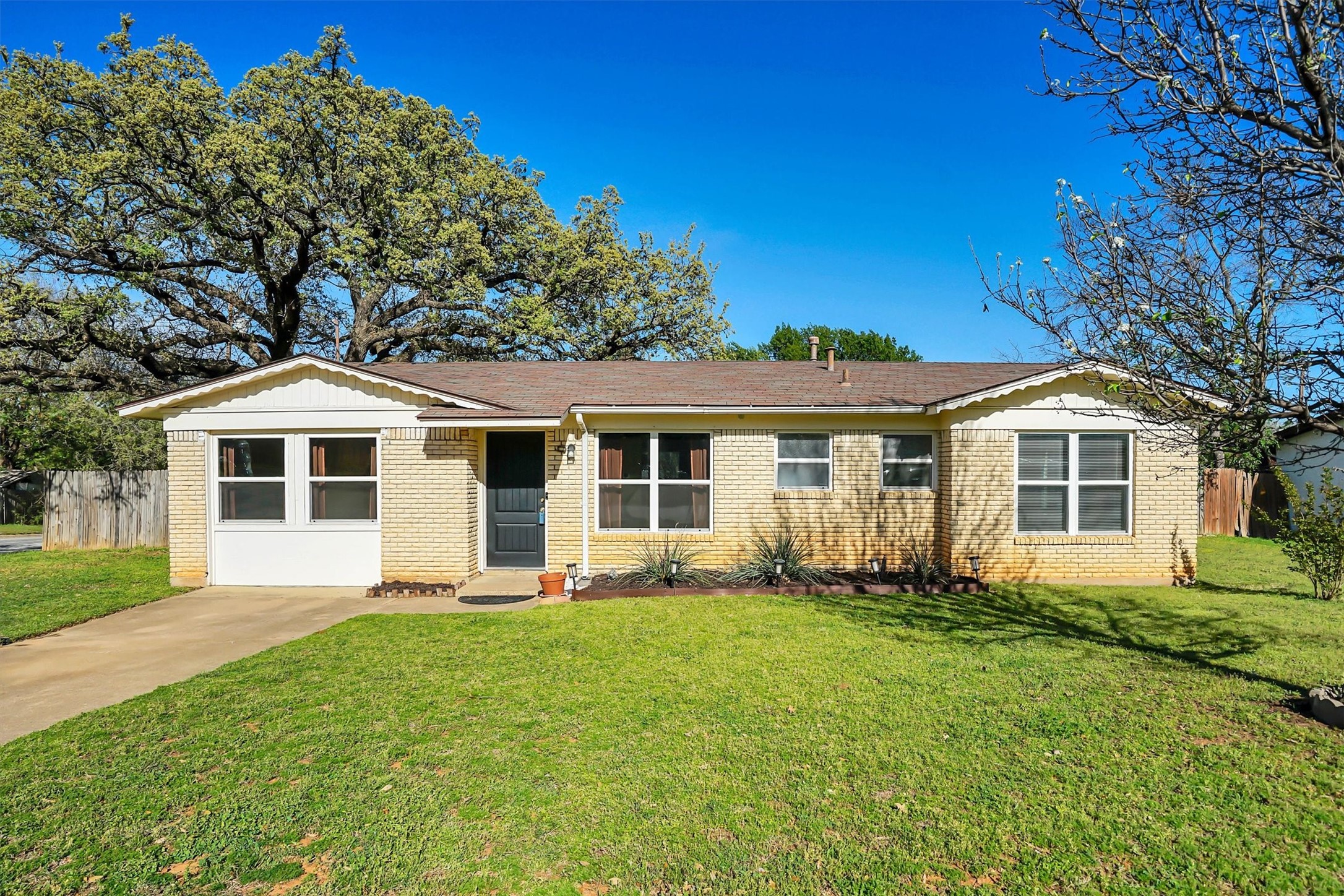 412 Fleming Drive Hurst TX 76053
