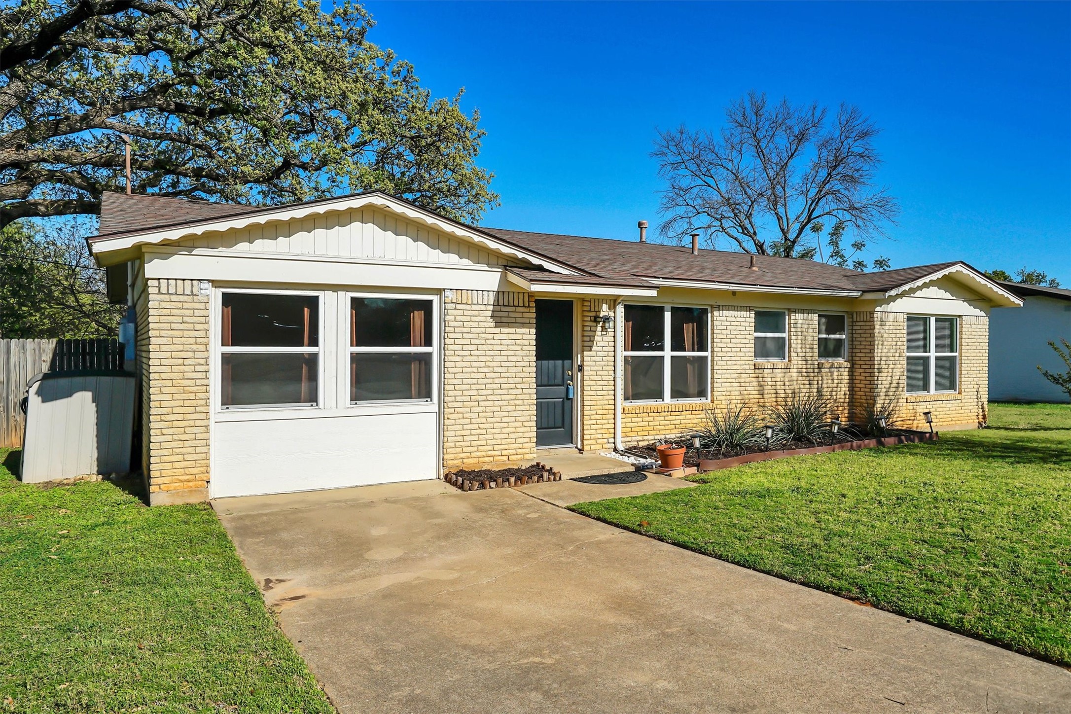 412 Fleming Drive Hurst TX 76053