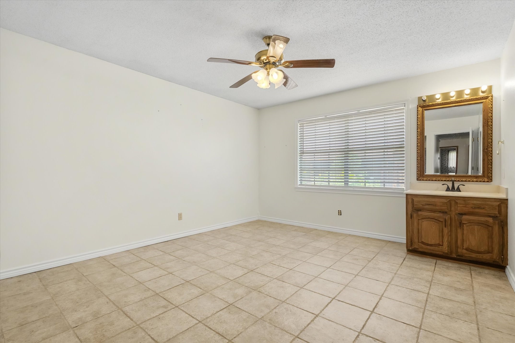 599 S Oak Street Van TX 75790