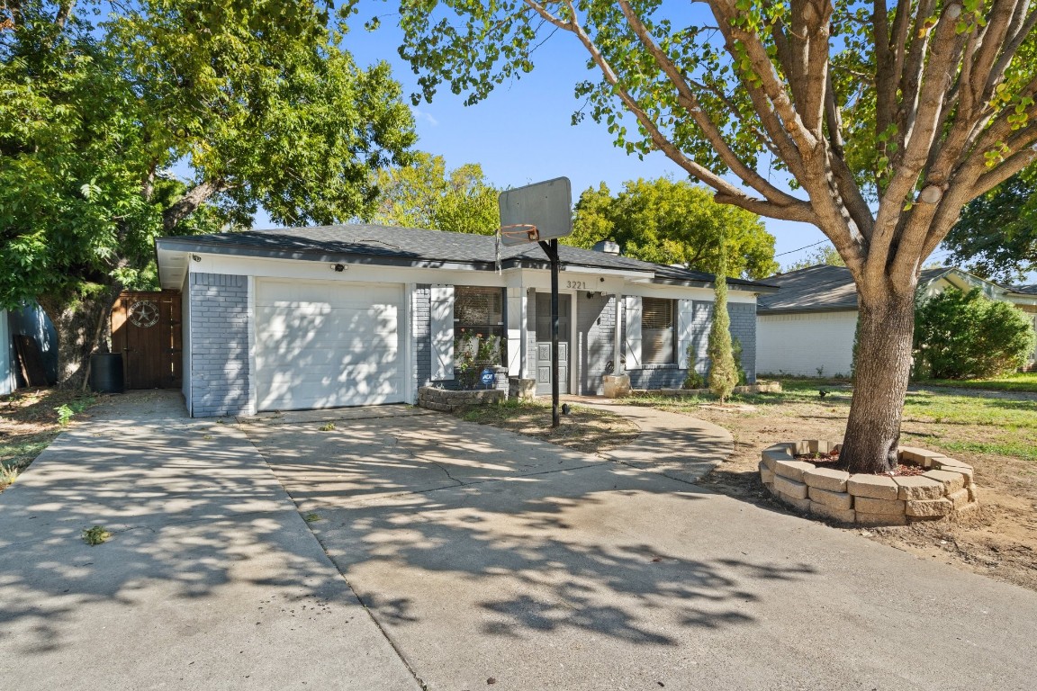 3221 Helmet Street Irving TX 75060