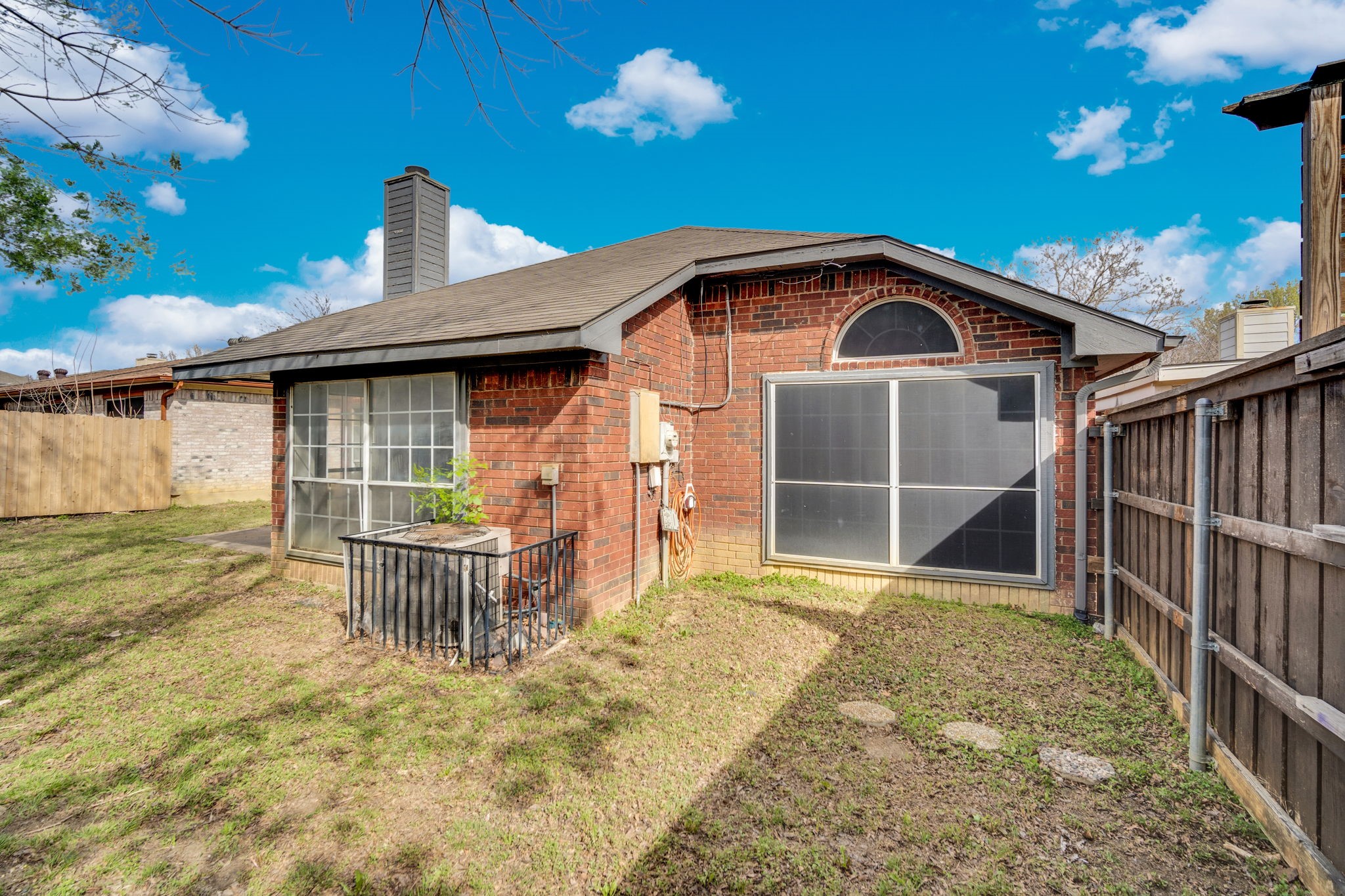 324 Faircrest Drive Arlington TX 76018