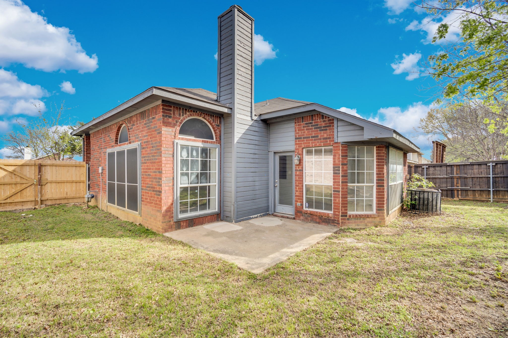 324 Faircrest Drive Arlington TX 76018