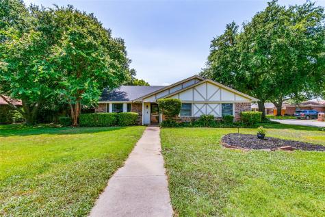 7800 Crestwood Court N North Richland Hills TX 76180