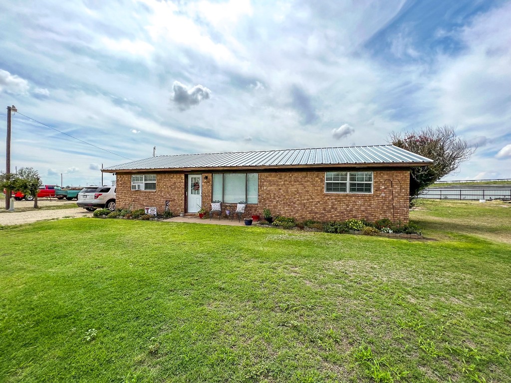 311 S Fir Avenue Munday TX 76371