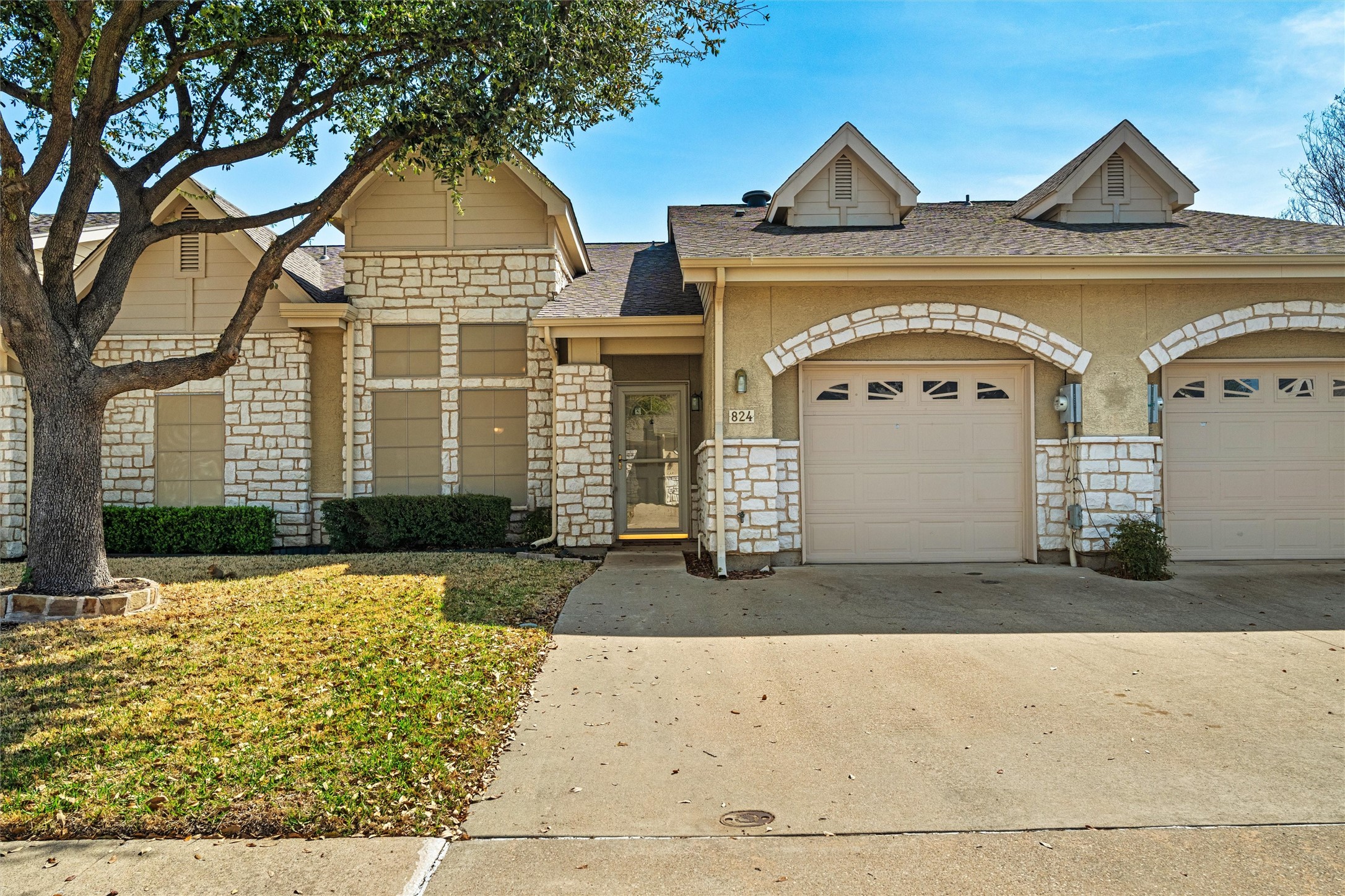 824 Earhart Avenue Grand Prairie TX 75051