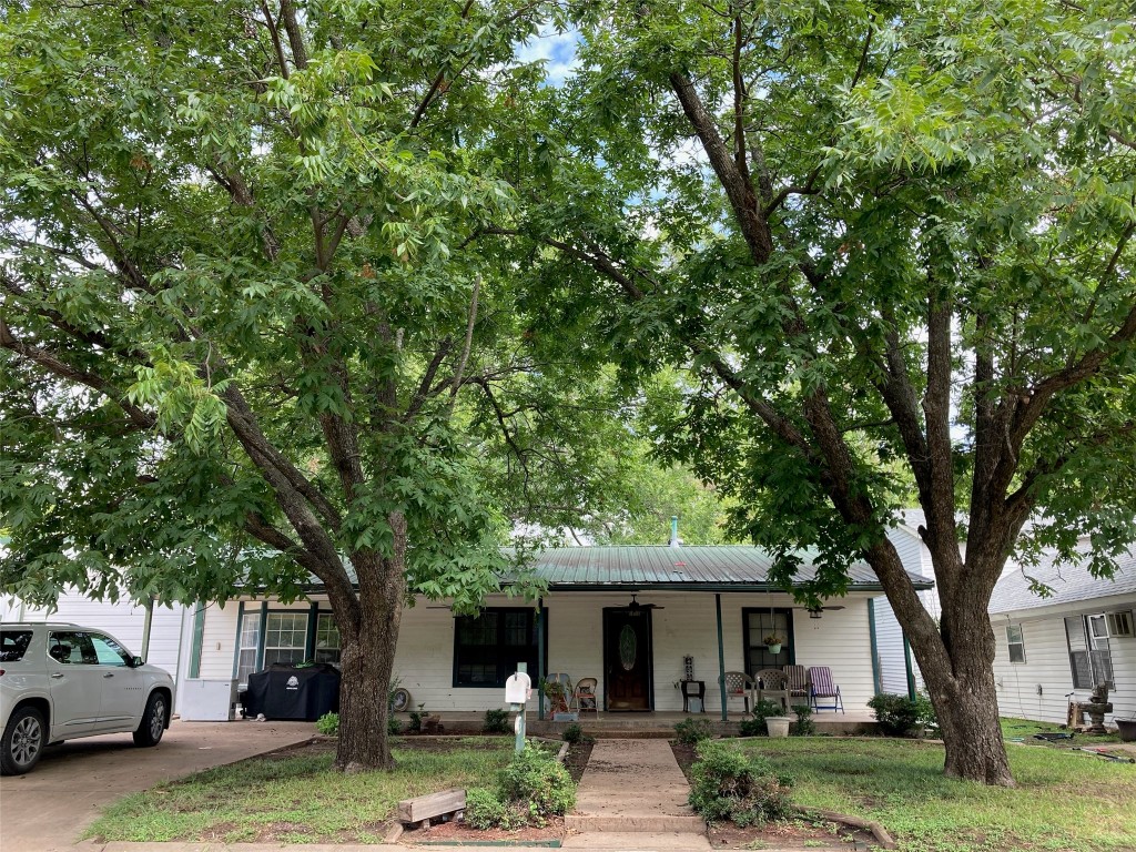 512 W Lone Star Avenue Cleburne TX 76033