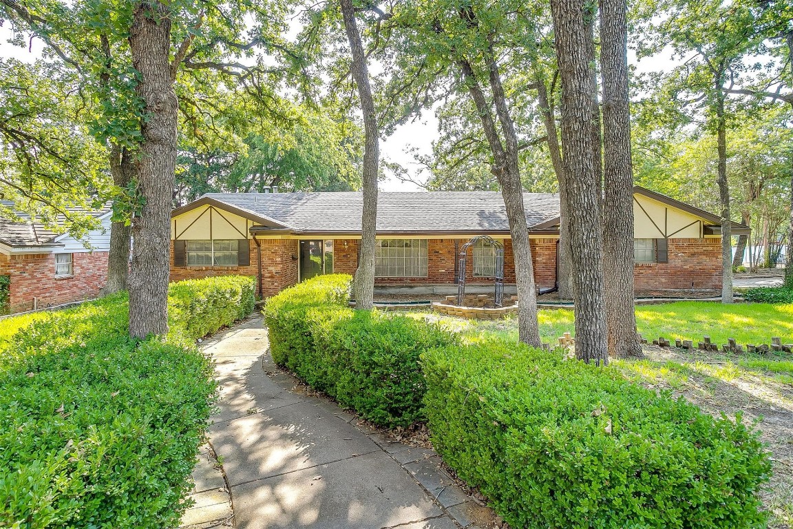 1137 Brookside Drive Hurst TX 76053