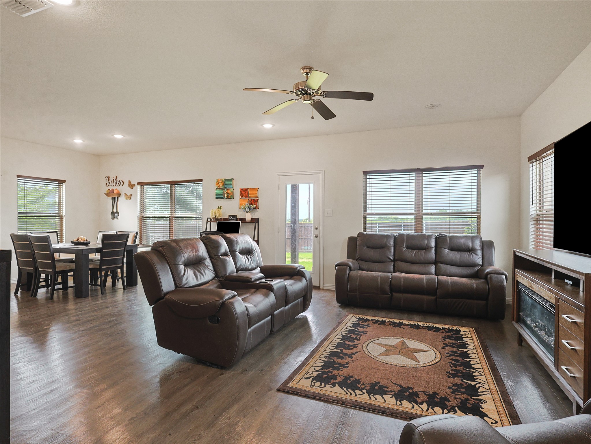 1556 Woodlake Drive Waxahachie TX 75165