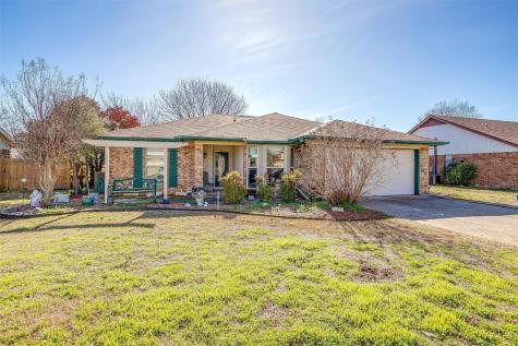 821 Crestview Drive Burleson TX 76028