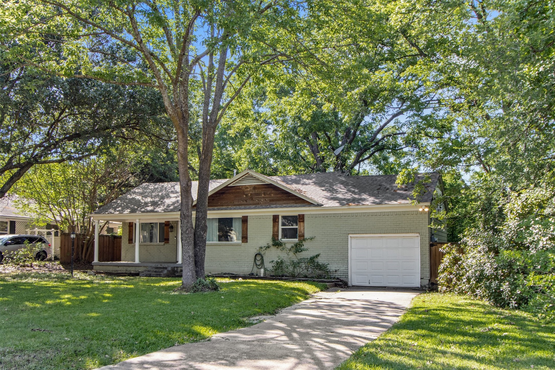 2021 Elmwood Boulevard Dallas TX 75224