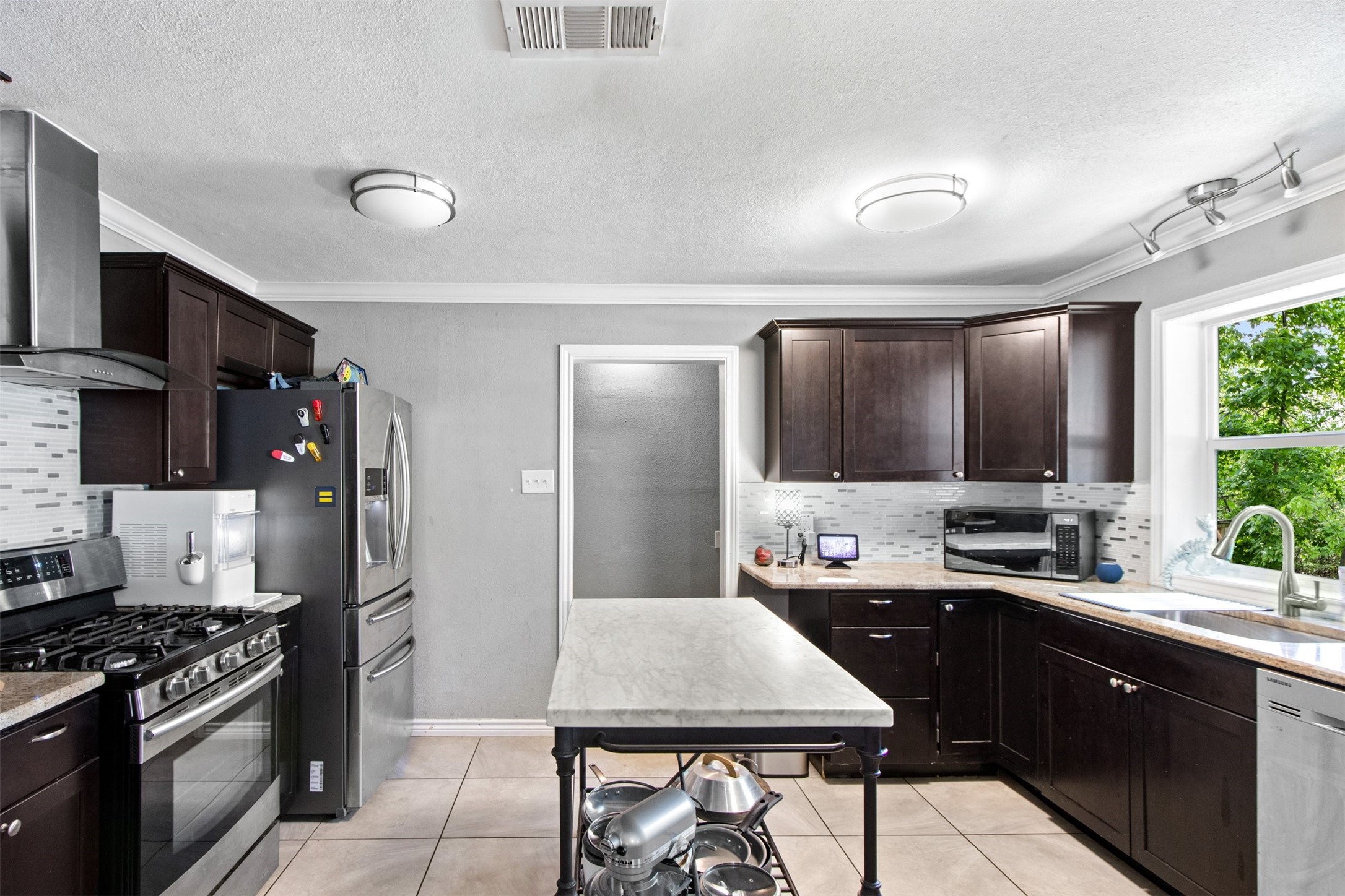 2021 Elmwood Boulevard Dallas TX 75224