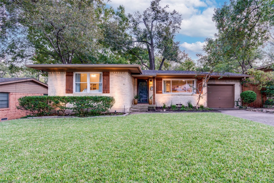 881 Berkinshire Drive Dallas TX 75218