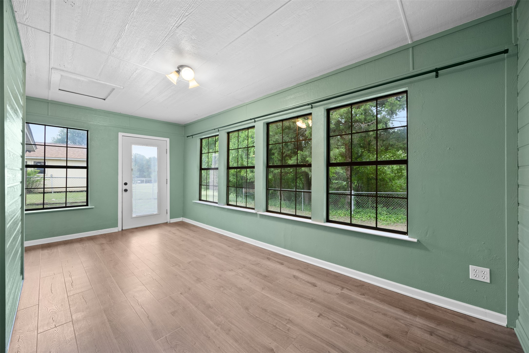 607 Lark Lane Oak Leaf TX 75154
