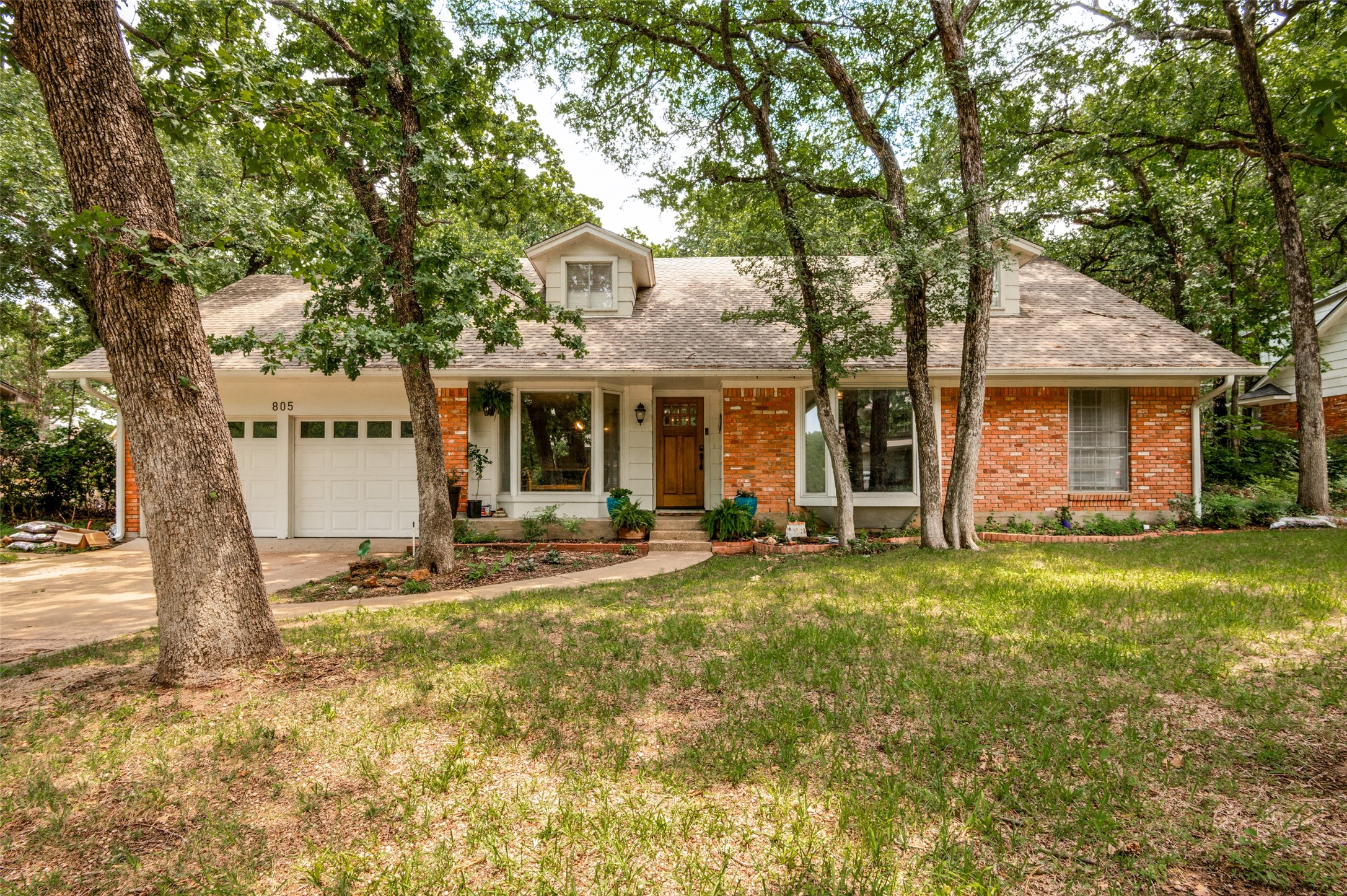 805 Live Oak Lane Arlington TX 76012
