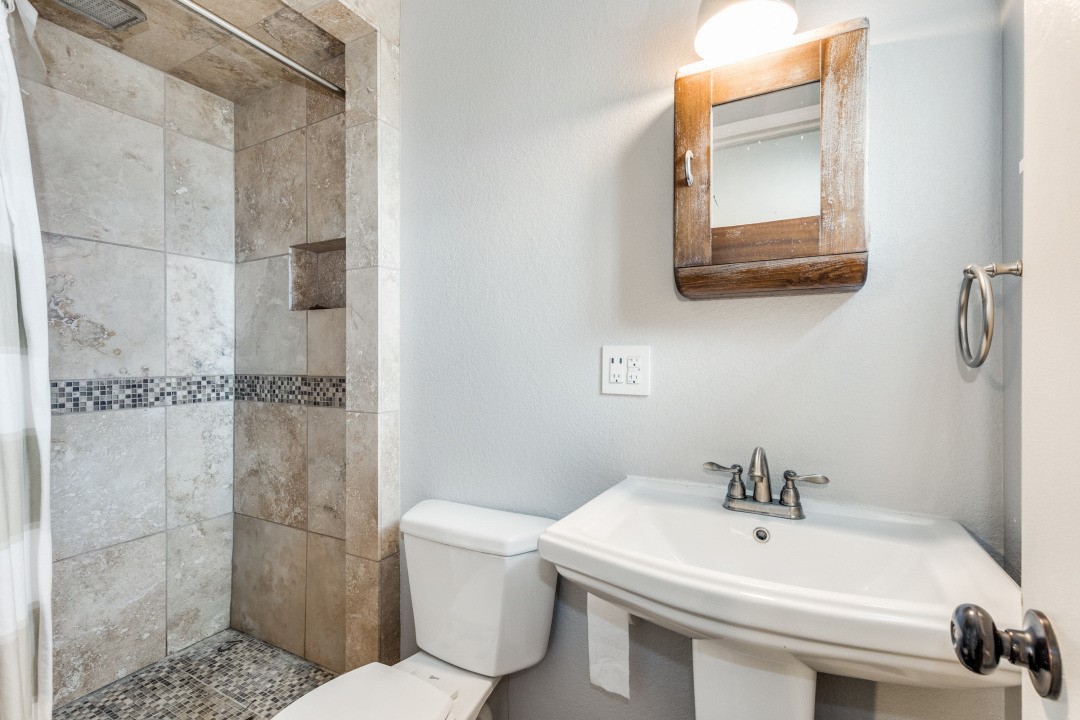 109 N Ash Avenue Azle TX 76020
