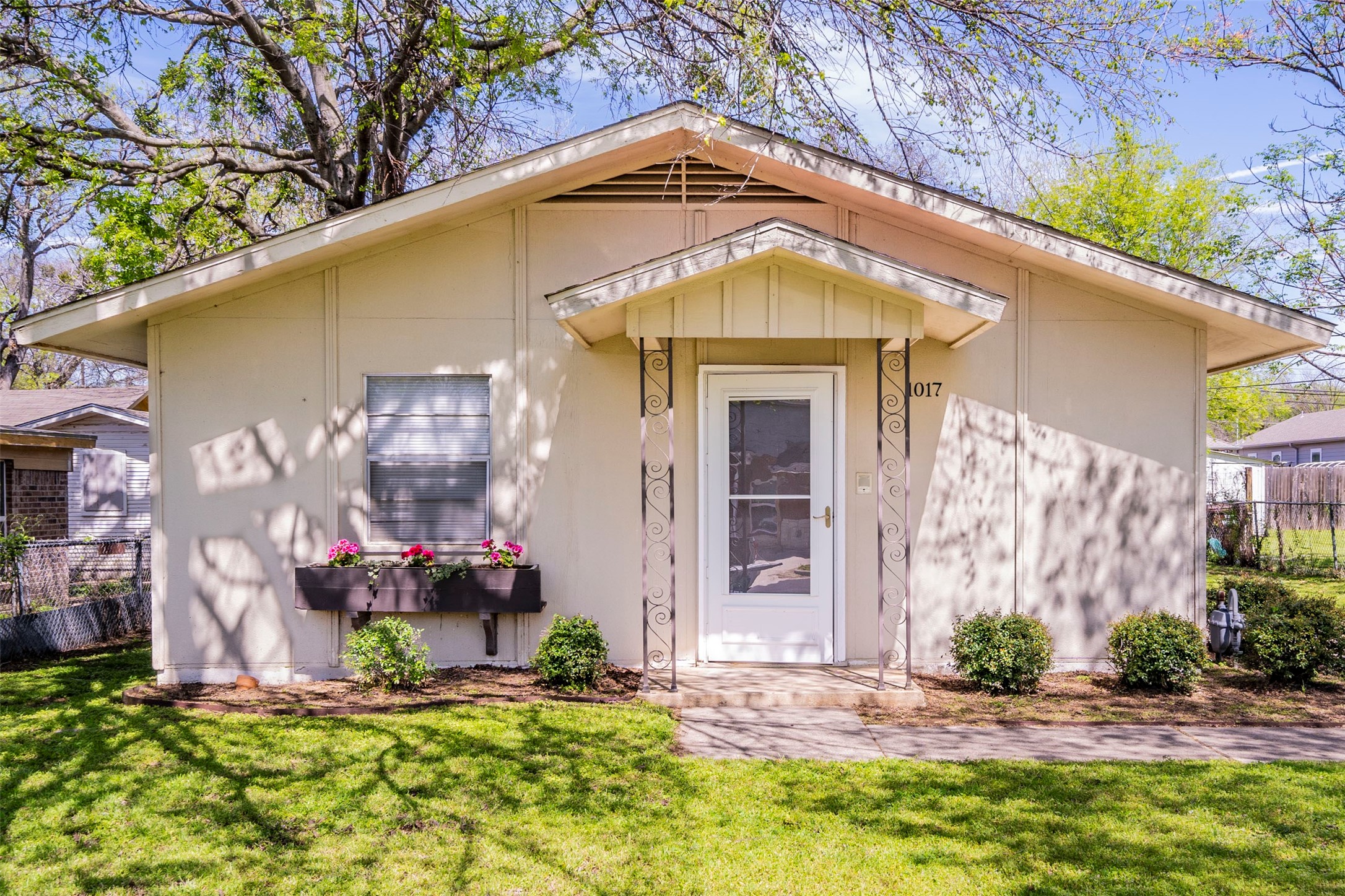 1017 E Oak Street Denton TX 76205