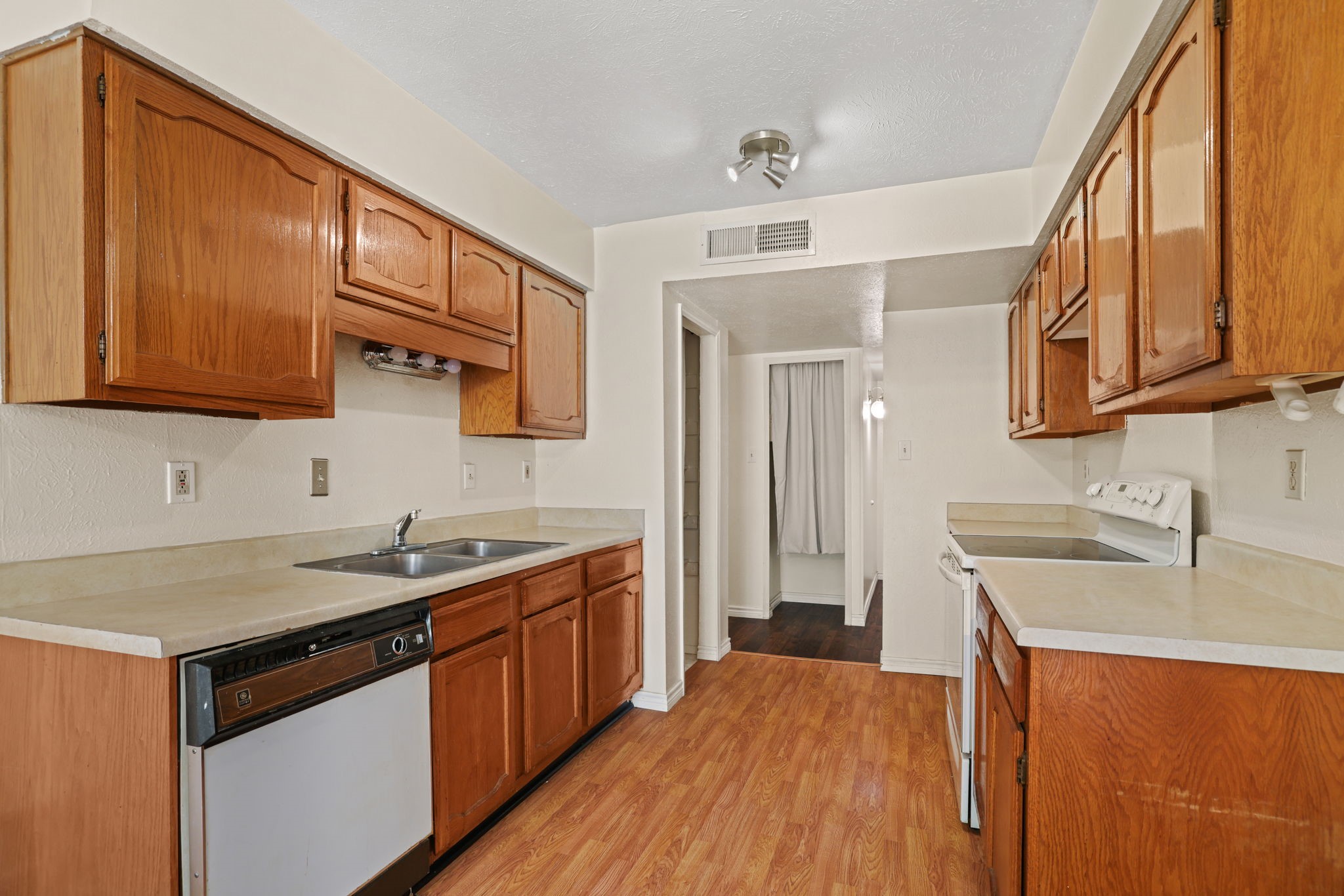 1037 Whitewater Trail Desoto TX 75115