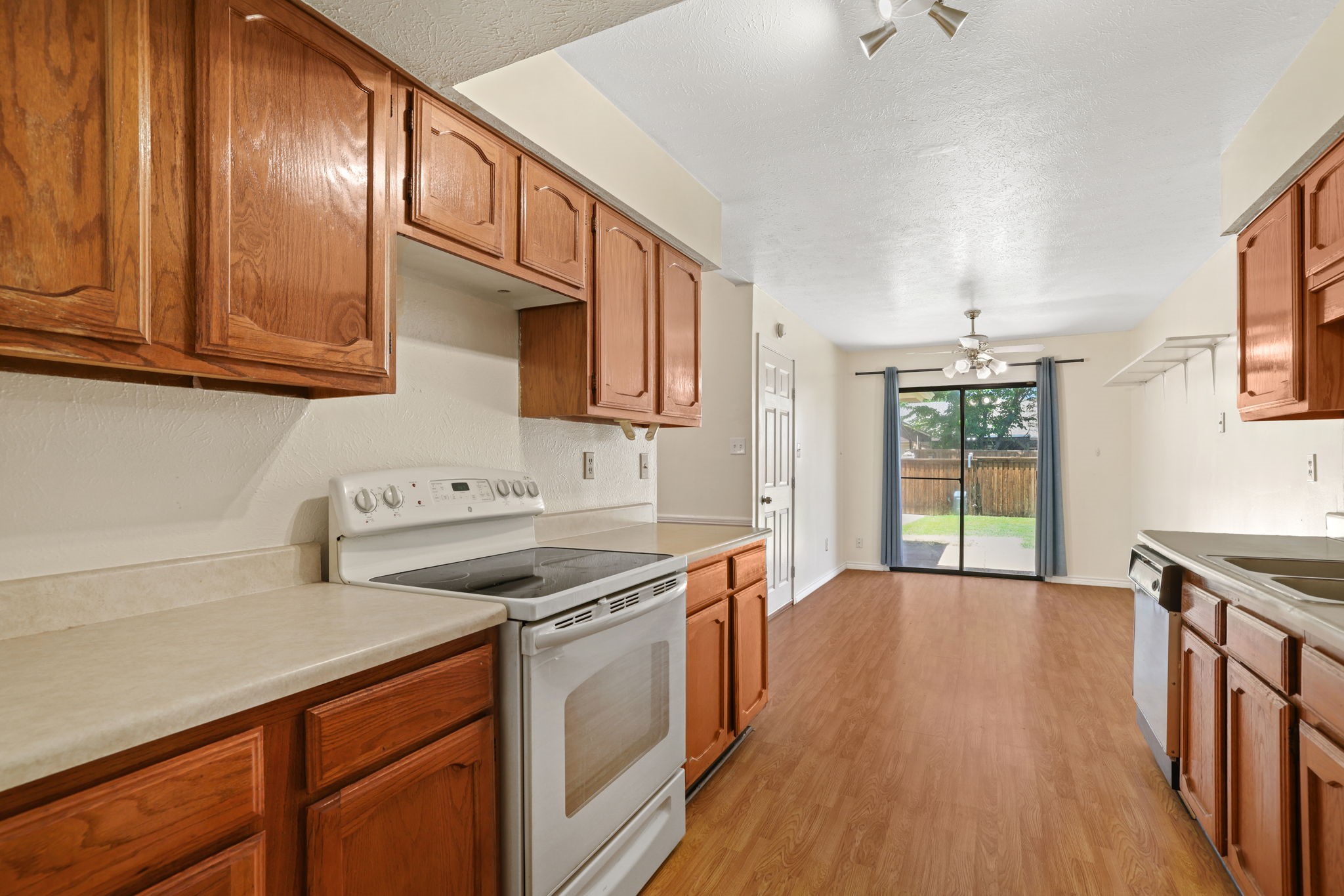 1037 Whitewater Trail Desoto TX 75115
