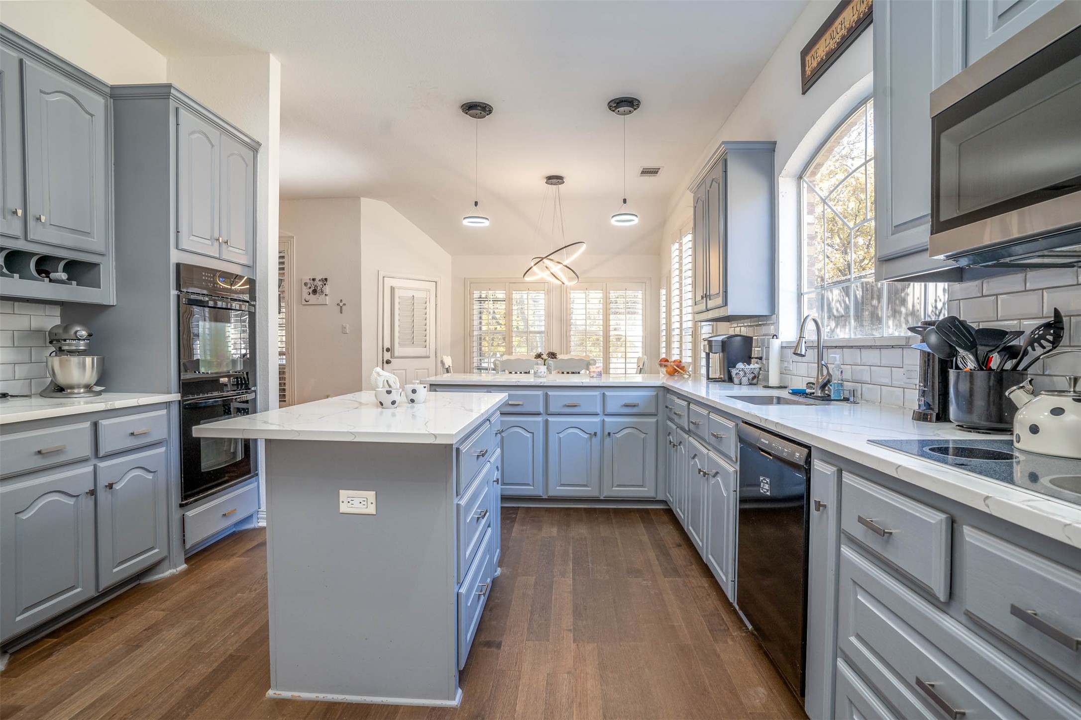 230 River Oaks Drive Combine TX 75159