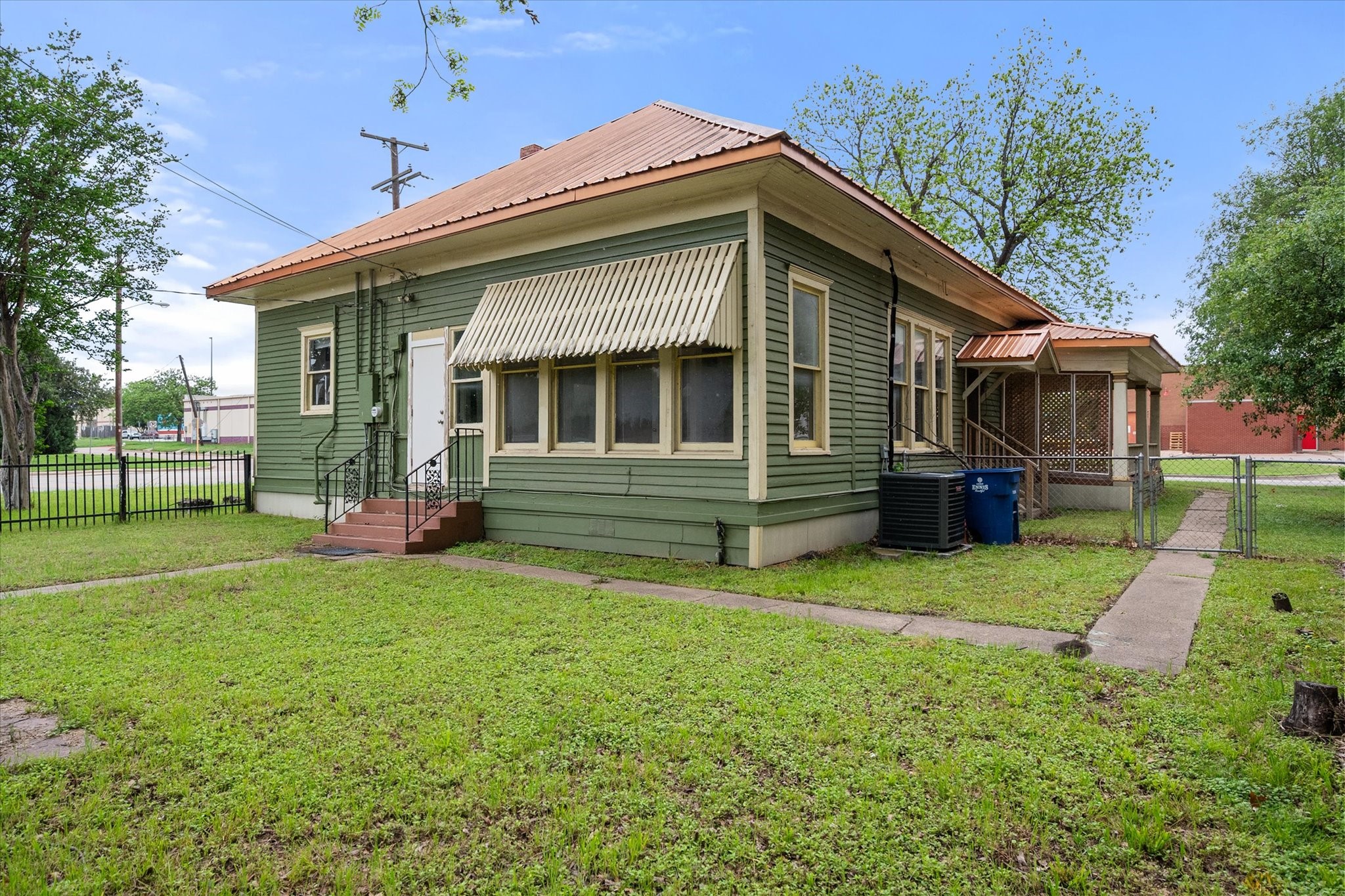 607 W Brown Street Ennis TX 75119