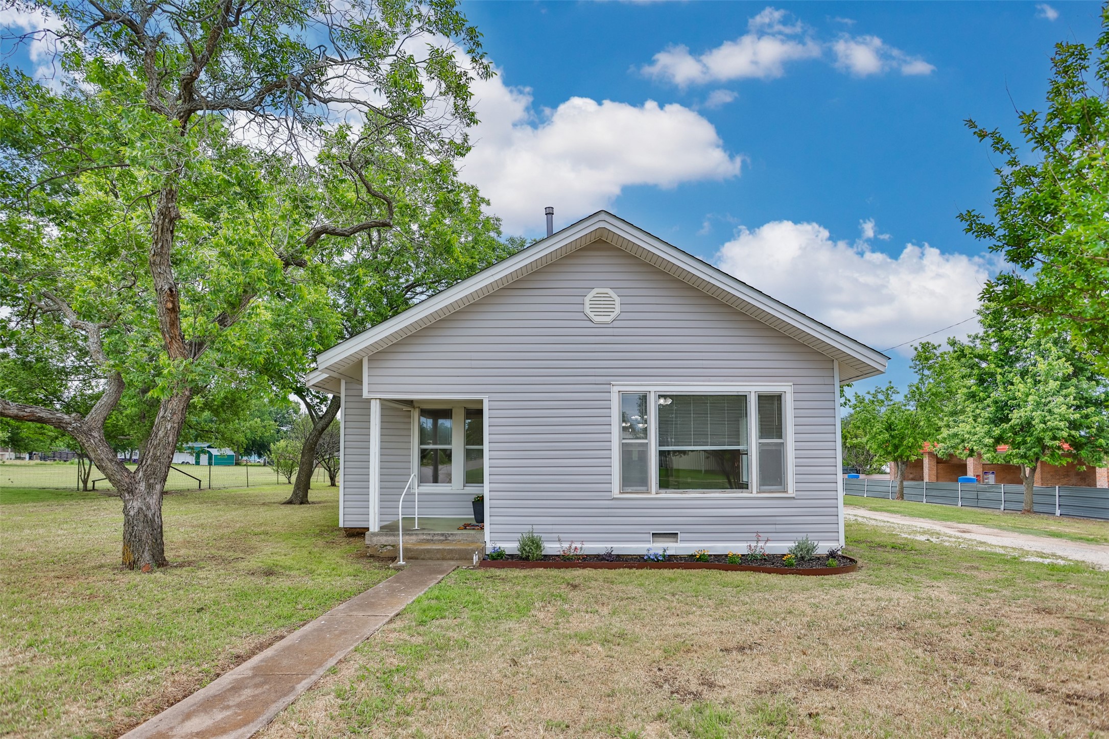 322&410 E Division Street Muenster TX 76252
