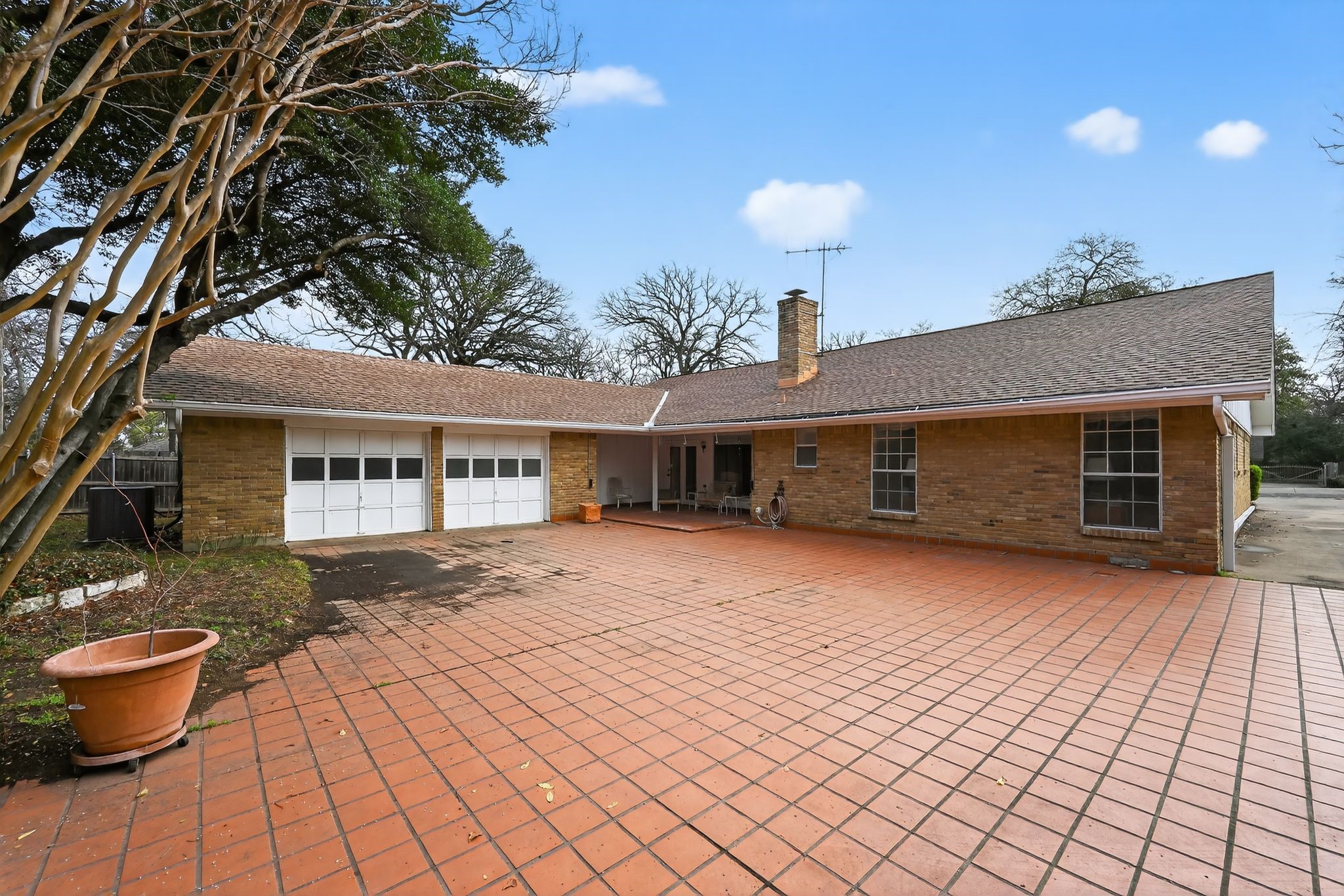 704 Castlewood Lane Arlington TX 76012