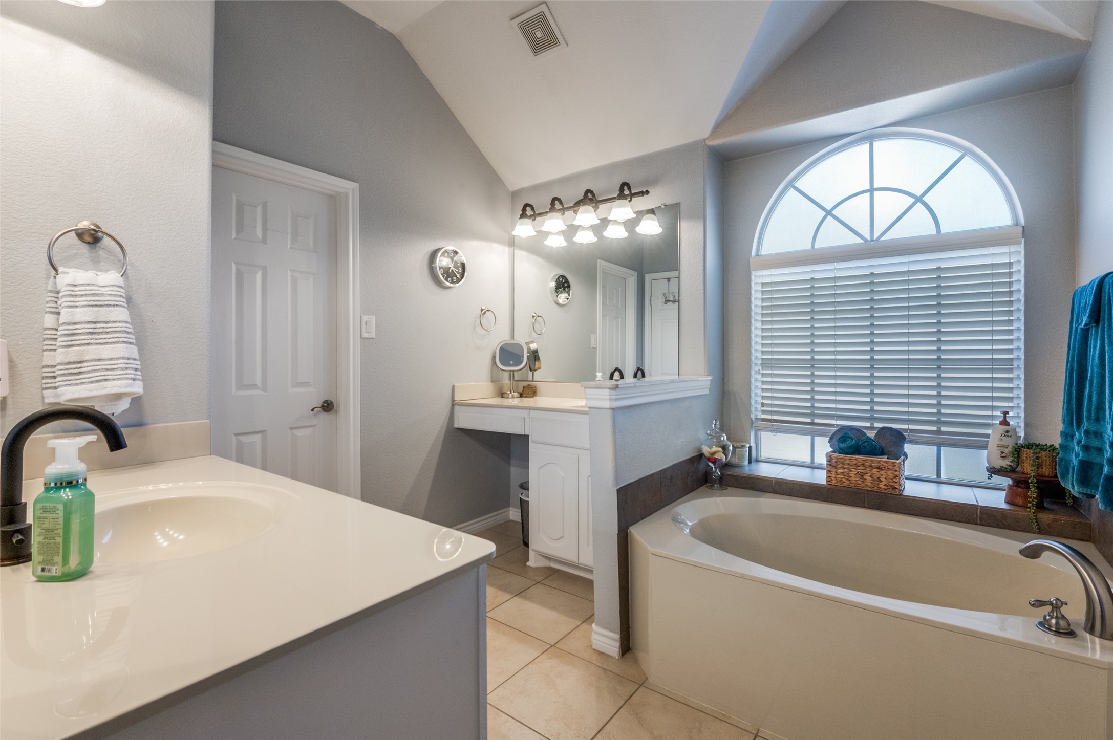 2731 Vela Grand Prairie TX 75054