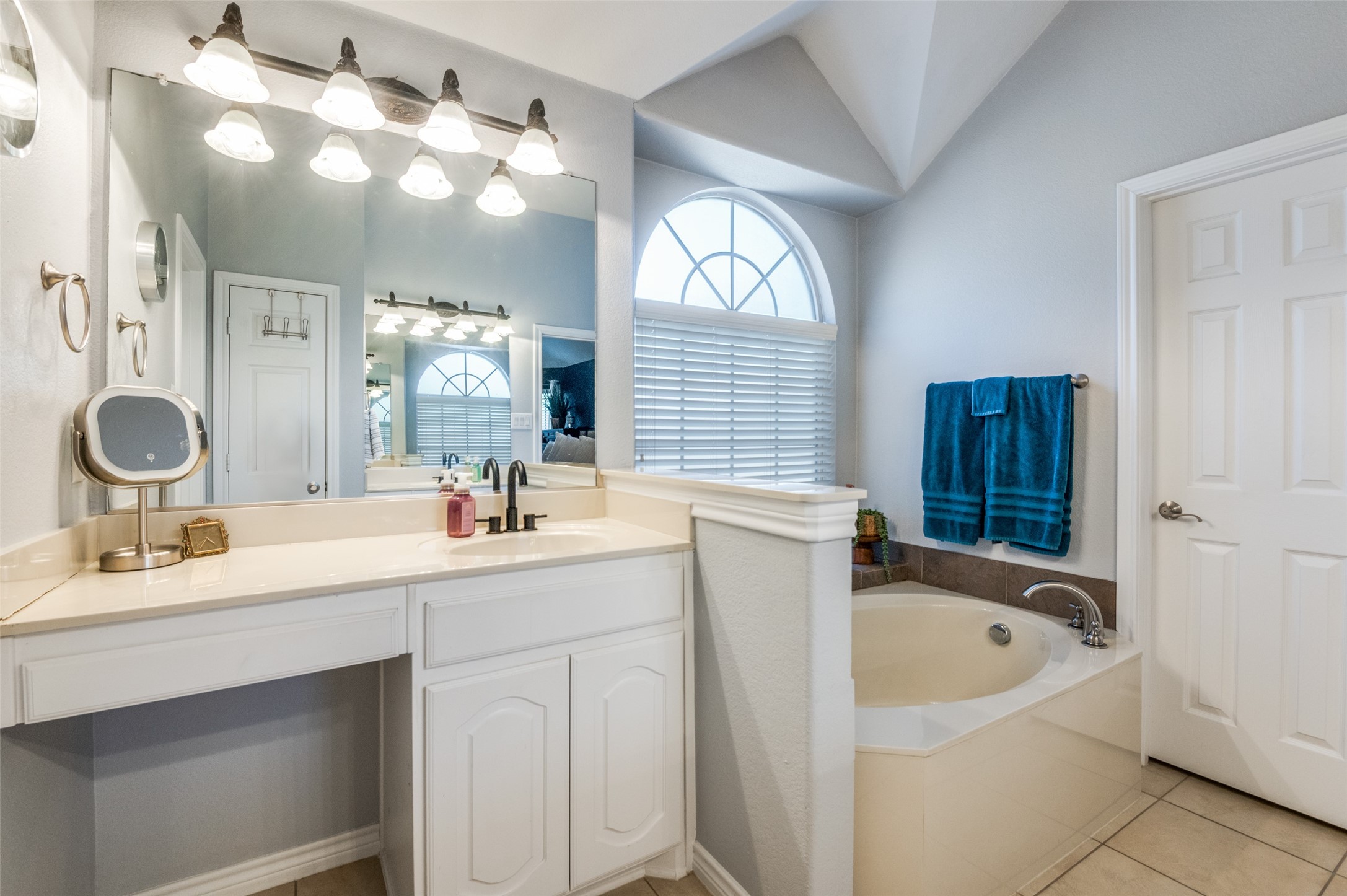 2731 Vela Grand Prairie TX 75054