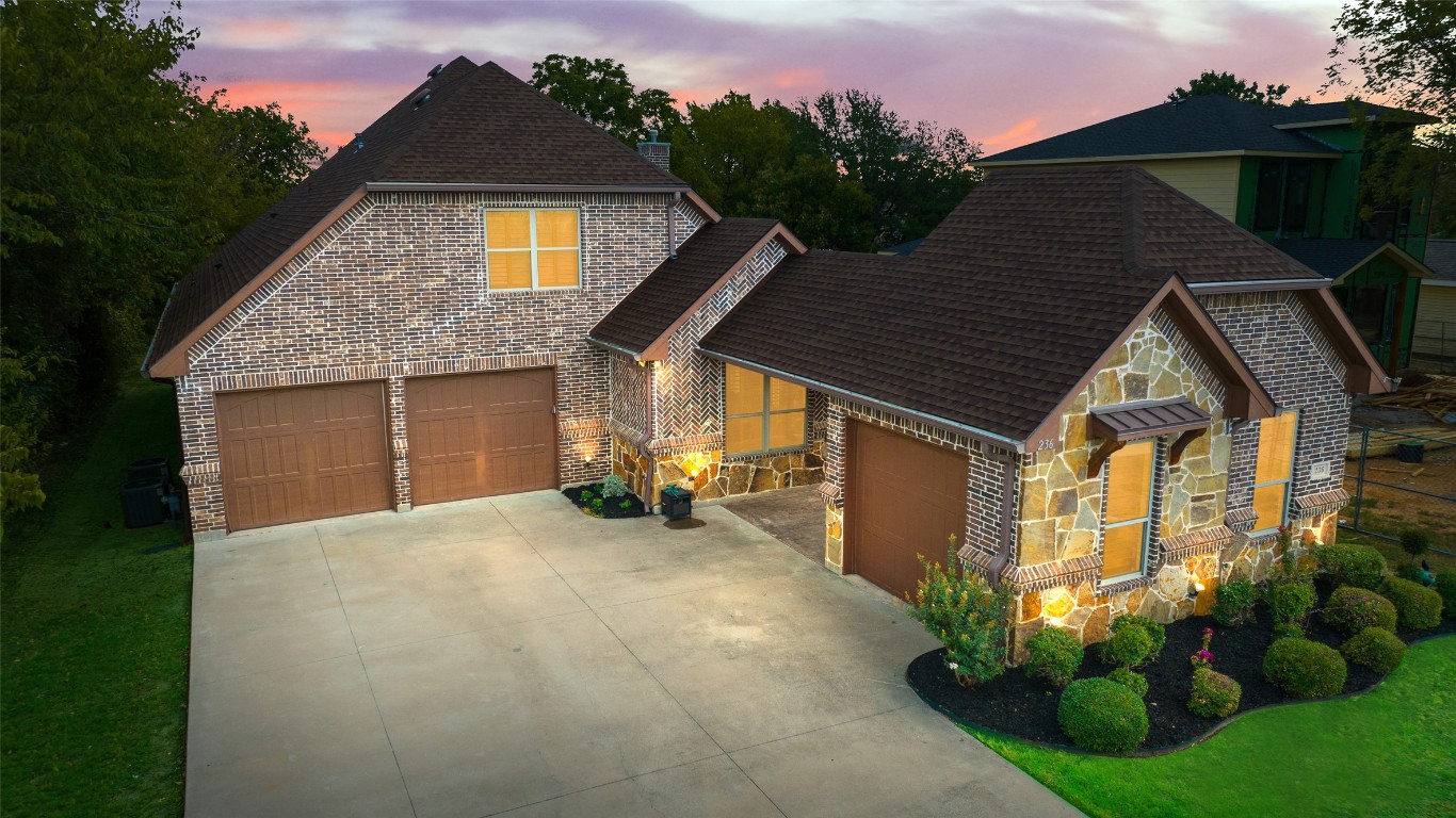 236 N Starnes Street Grapevine TX 76051