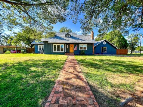1370 W Main Street Munday TX 76371