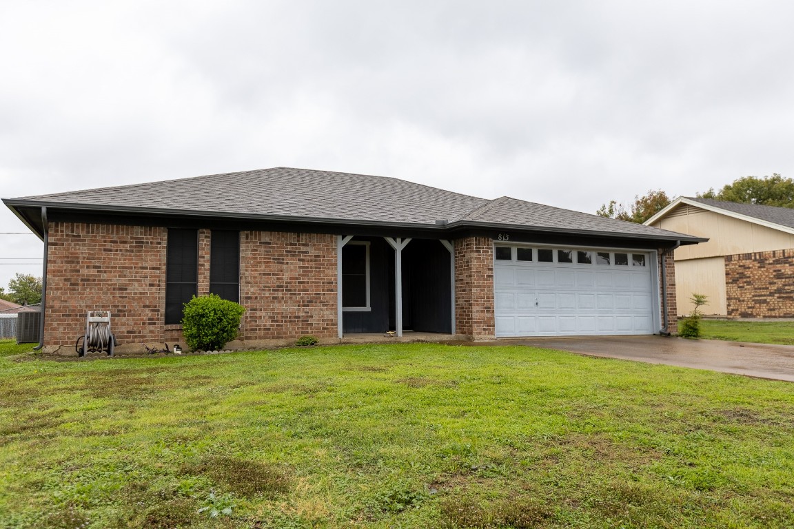 813 Crestview Drive Burleson TX 76028