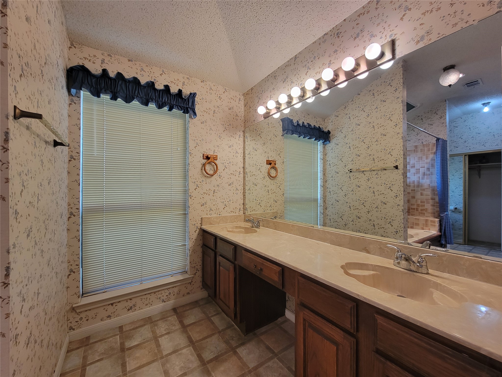 630 Country View Lane Garland TX 75043