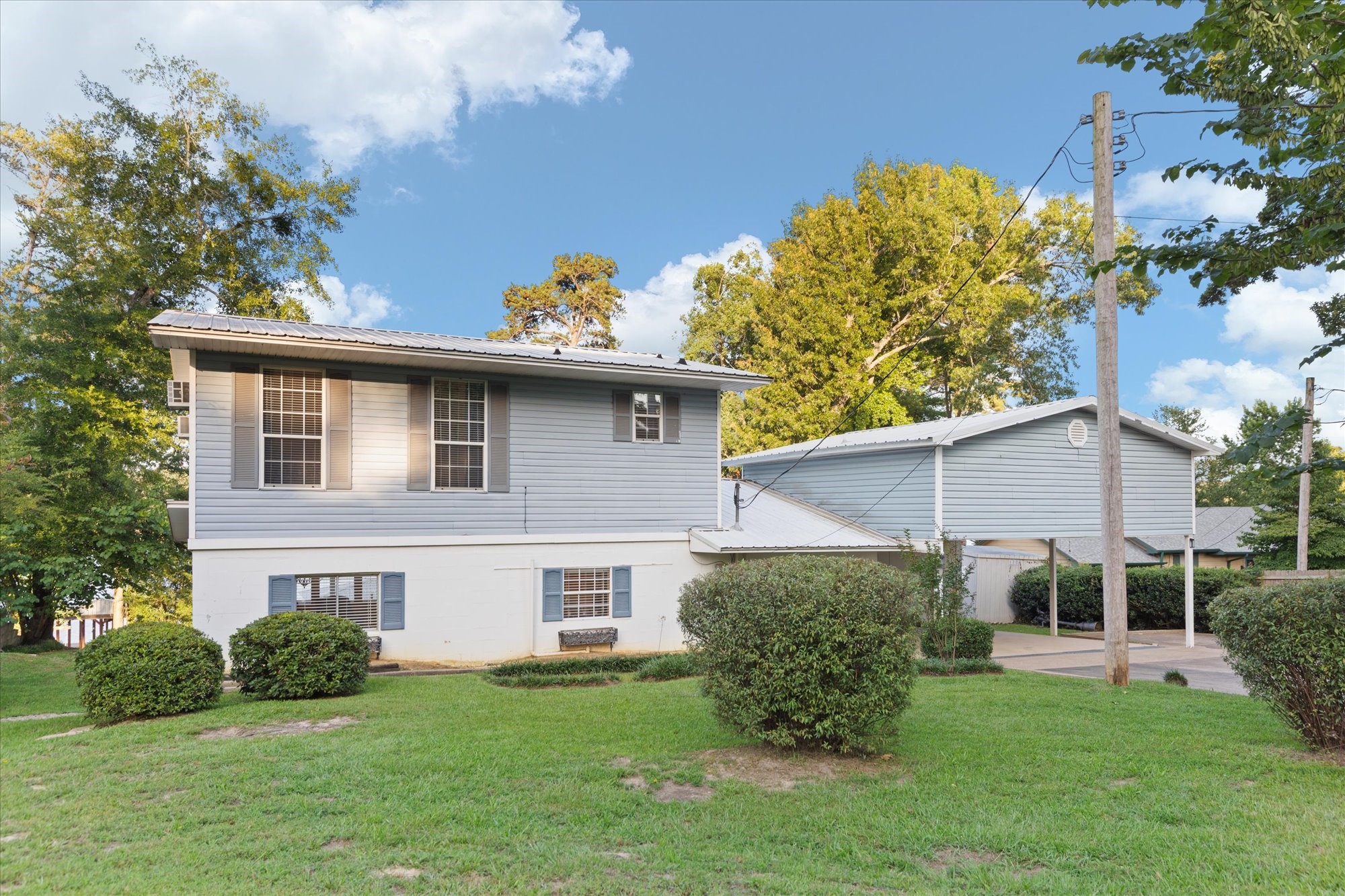 2118 W Lake Drive Gladewater TX 75647
