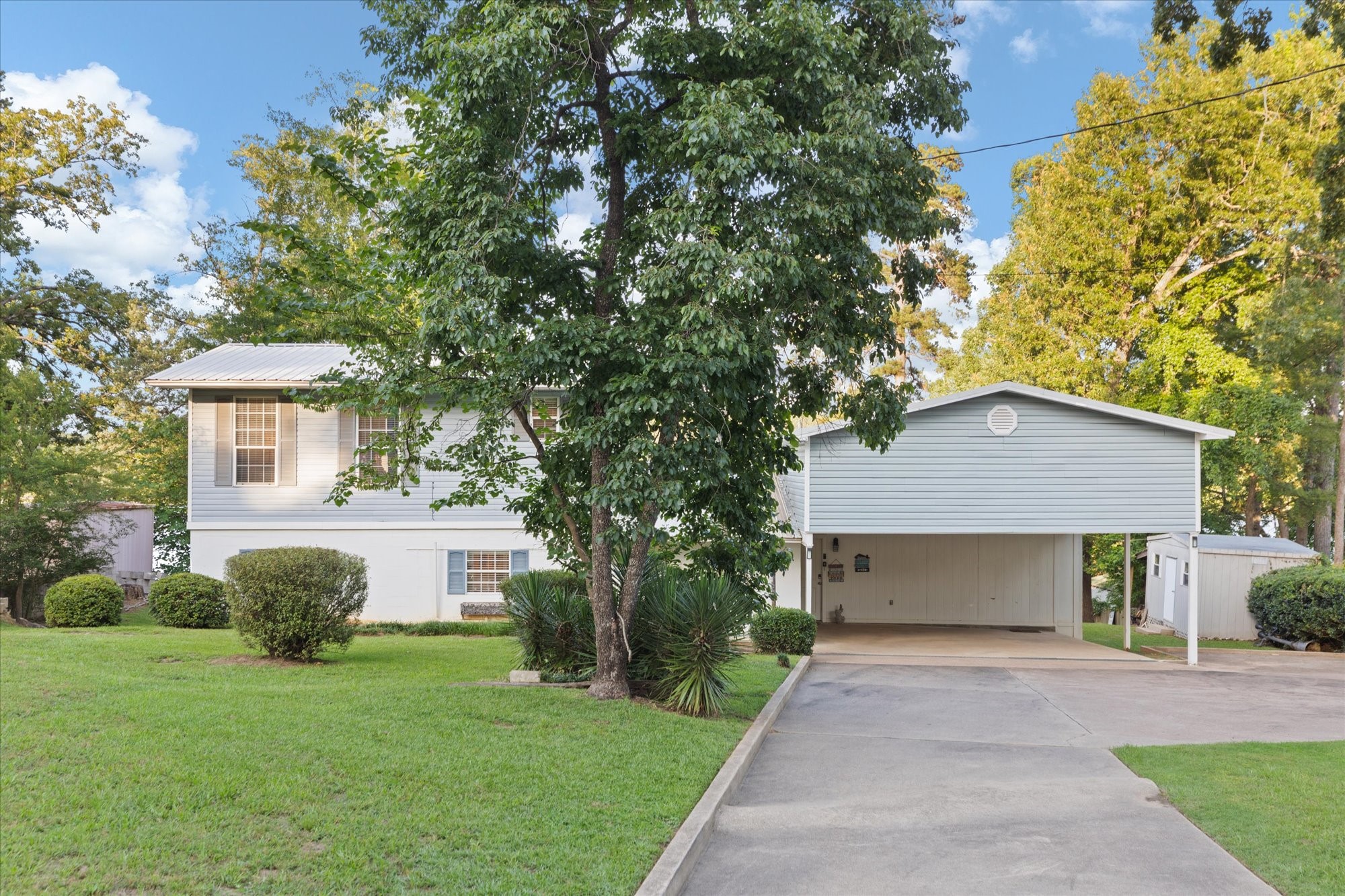 2118 W Lake Drive Gladewater TX 75647