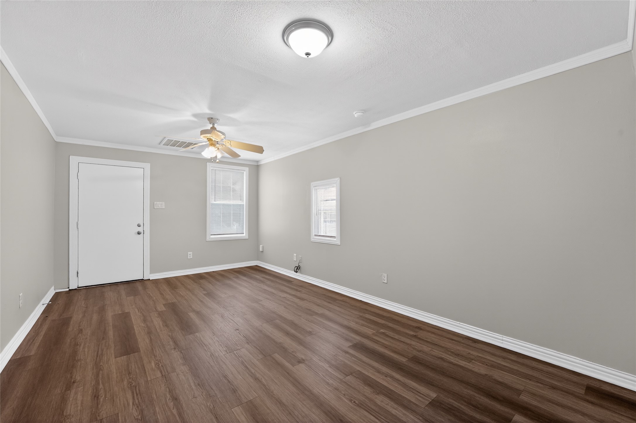 8914 Cardella Avenue Dallas TX 75217