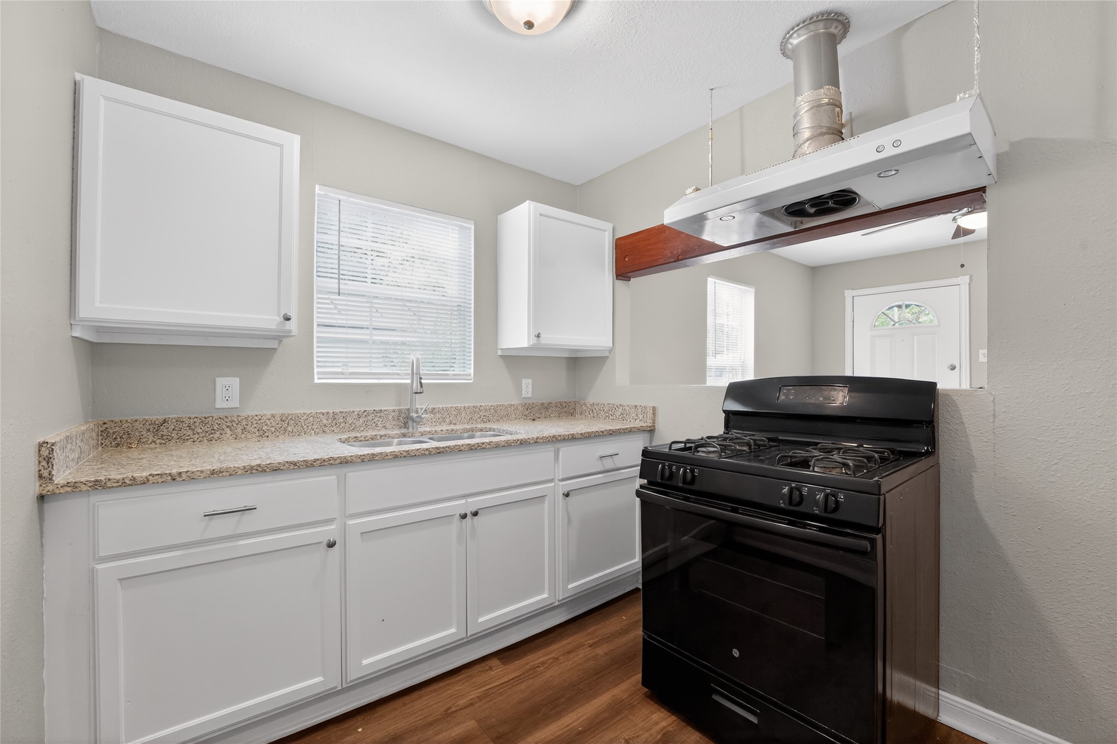 8914 Cardella Avenue Dallas TX 75217