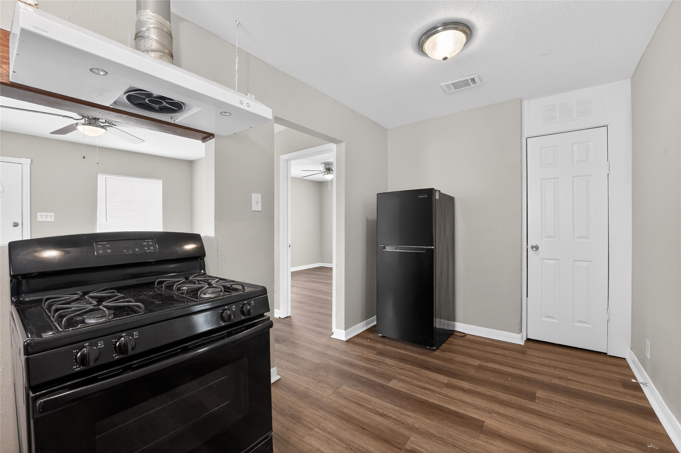 8914 Cardella Avenue Dallas TX 75217