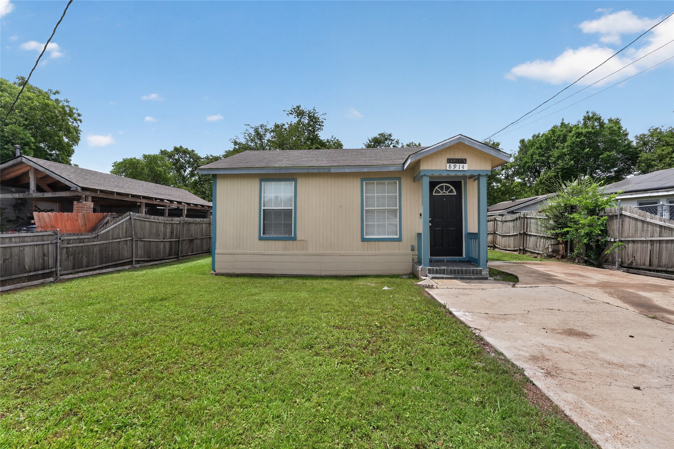 8914 Cardella Avenue Dallas TX 75217