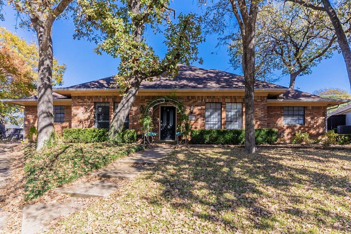 517 Country Wood Court Arlington TX 76011