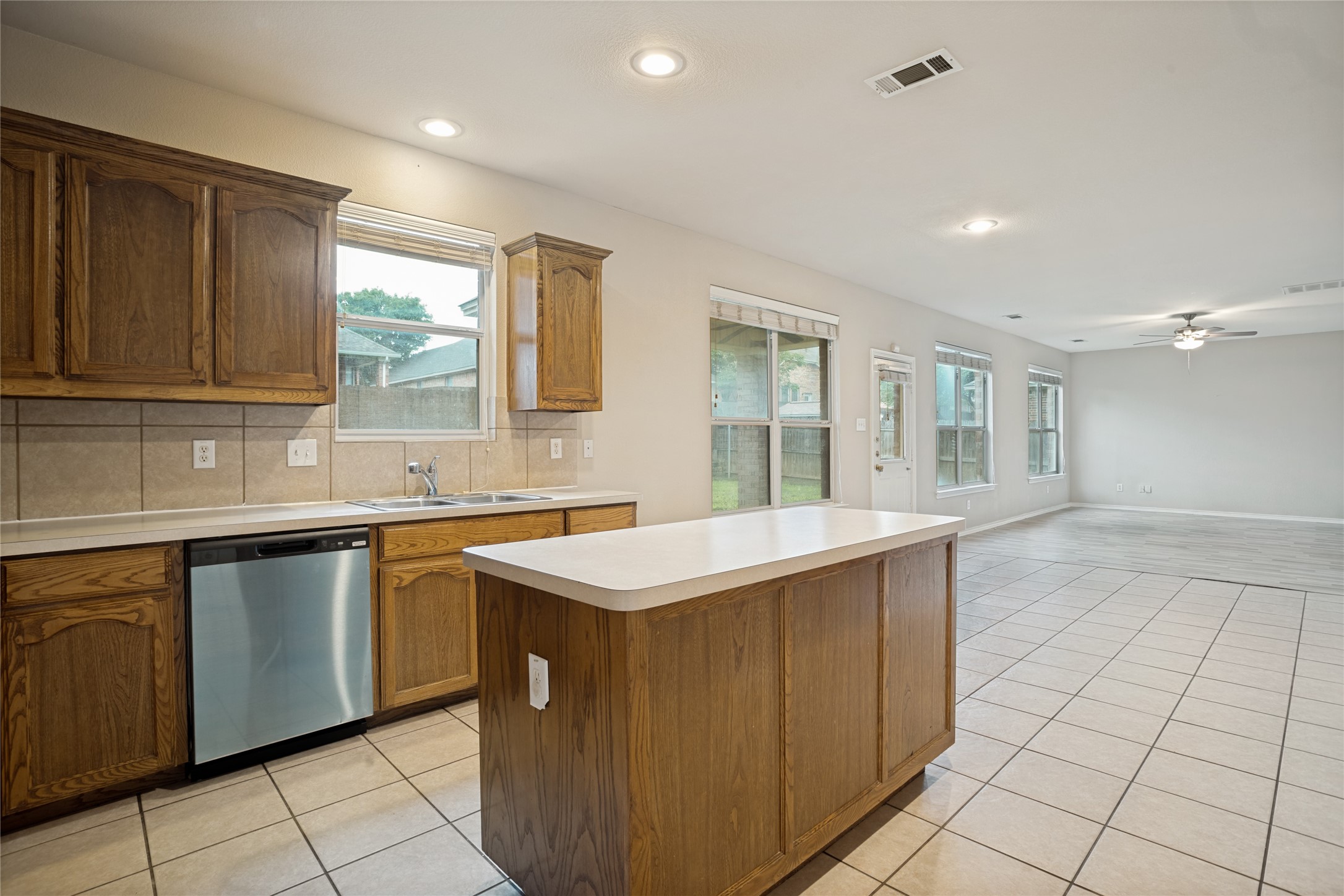 734 Crownpoint Court Arlington TX 76002