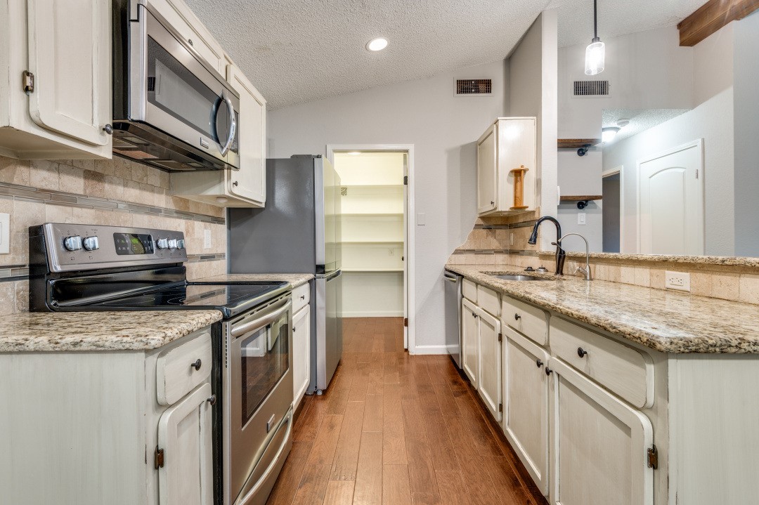 1041 S Riverside Drive Grapevine TX 76051
