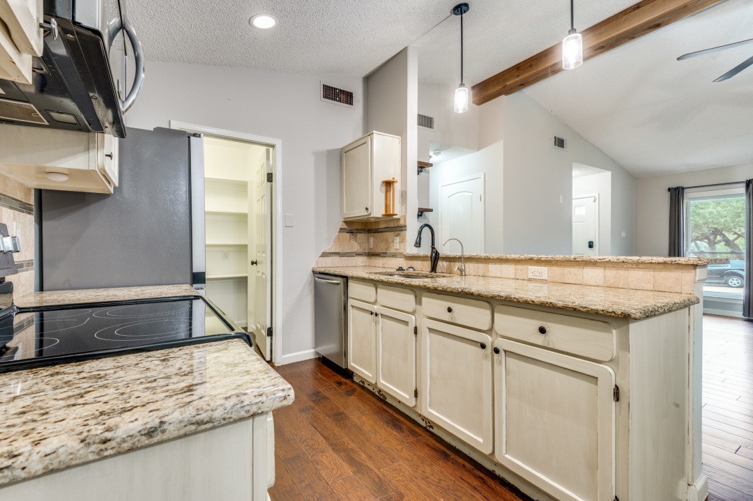 1041 S Riverside Drive Grapevine TX 76051