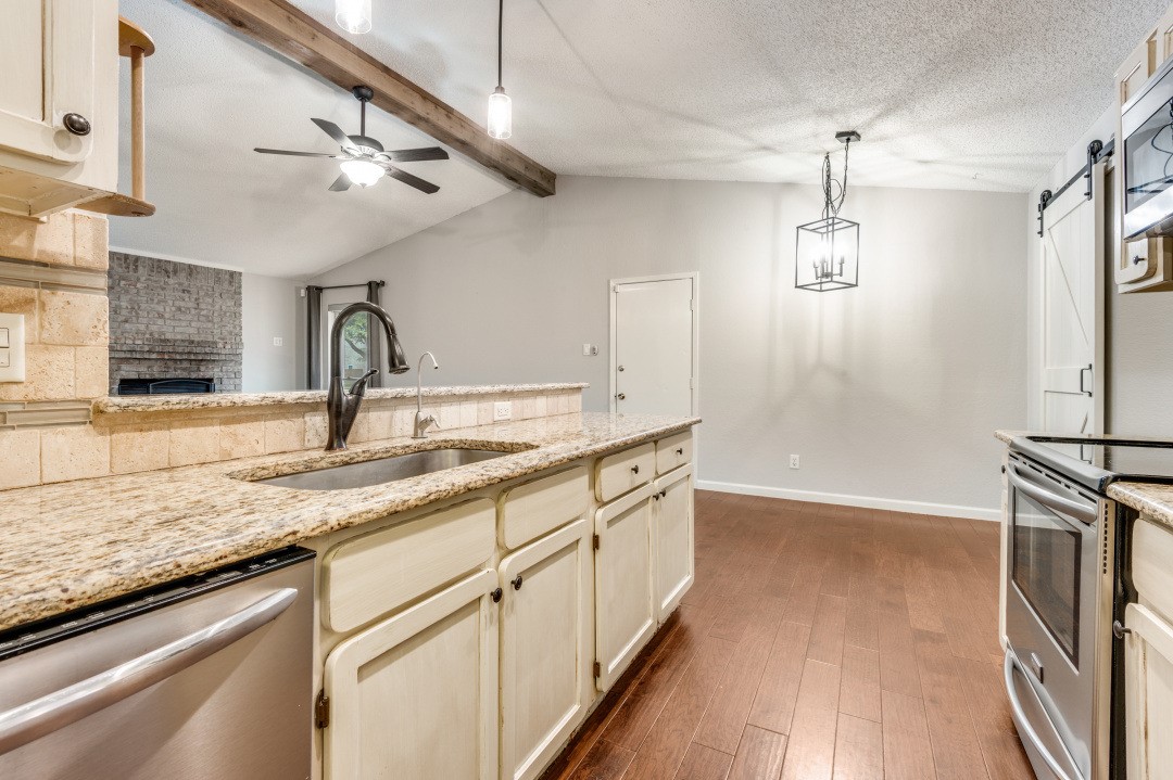 1041 S Riverside Drive Grapevine TX 76051